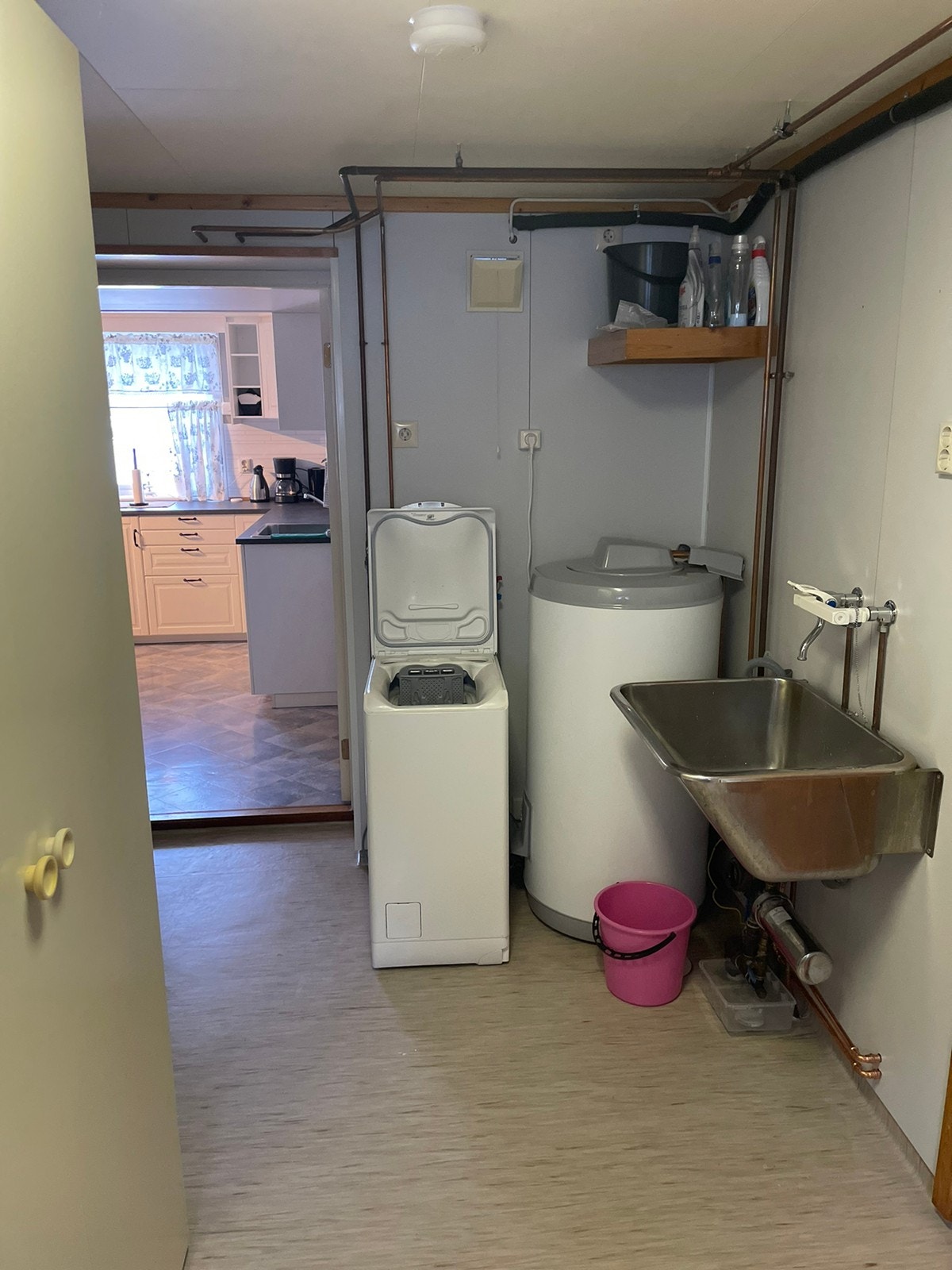 Vaskerom i gangen inn til badet Galleribilde
