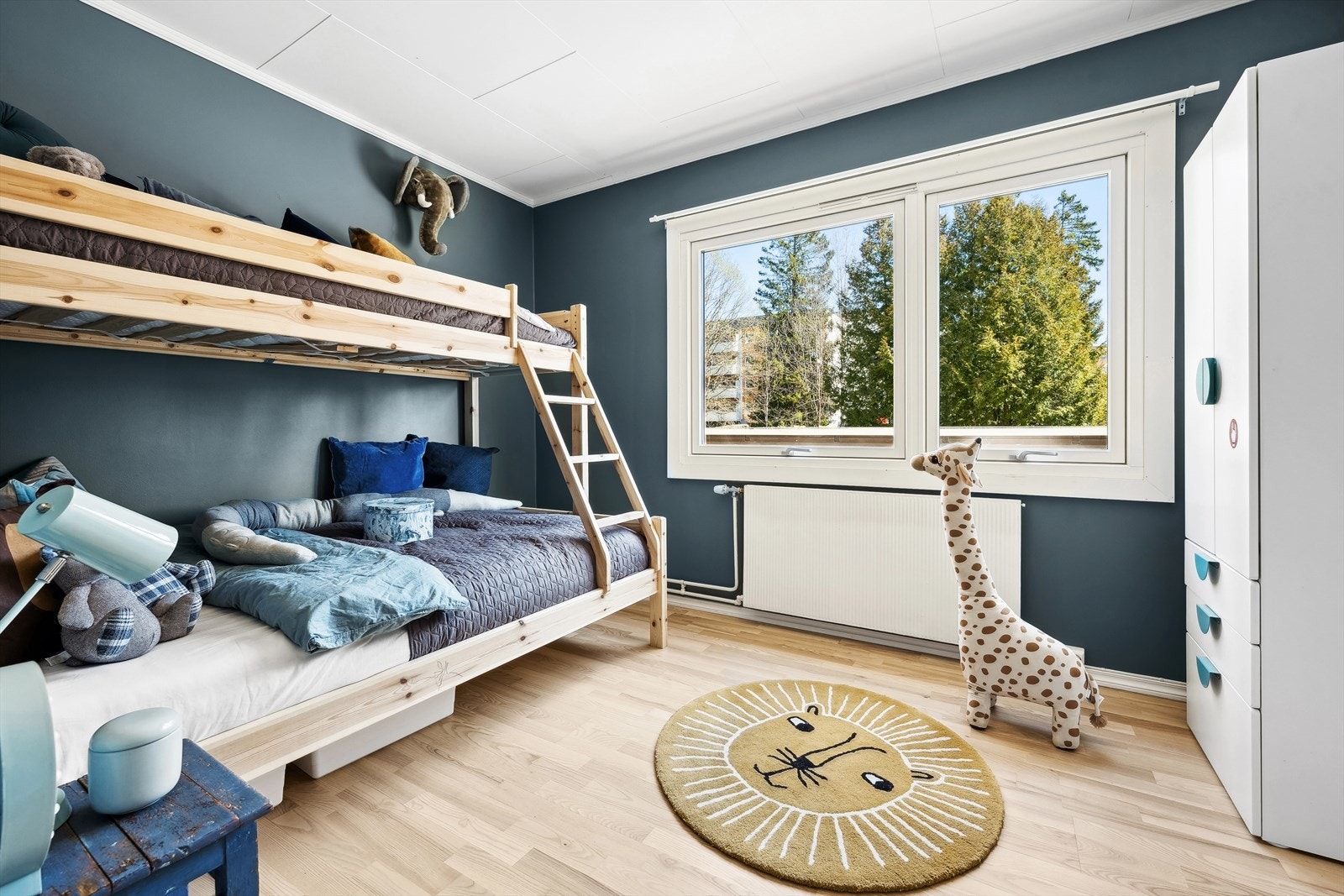 De store vinduene på de begge rommene gir godt med lys og en herlig følelse. Galleribilde