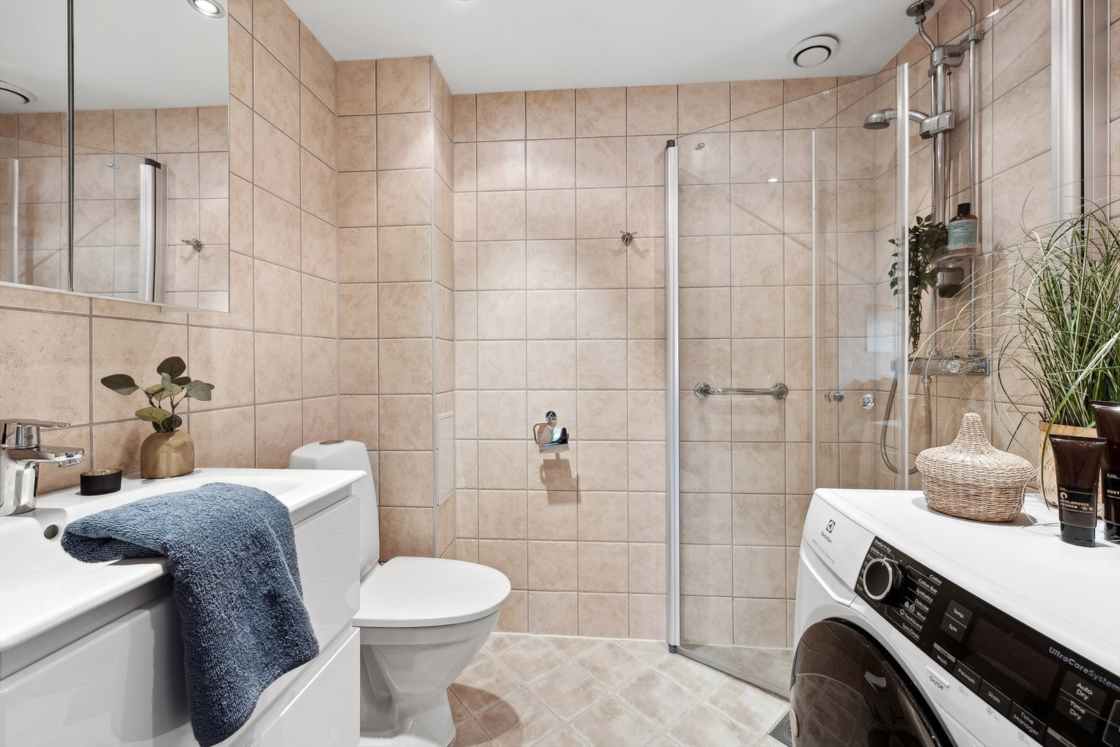 Delikat flislagt baderom med varmekabler i gulv og lysdimmer i himling. Badet er oppgradert i 2023 med ny baderomsinnredning, servant og klosett. Galleribilde