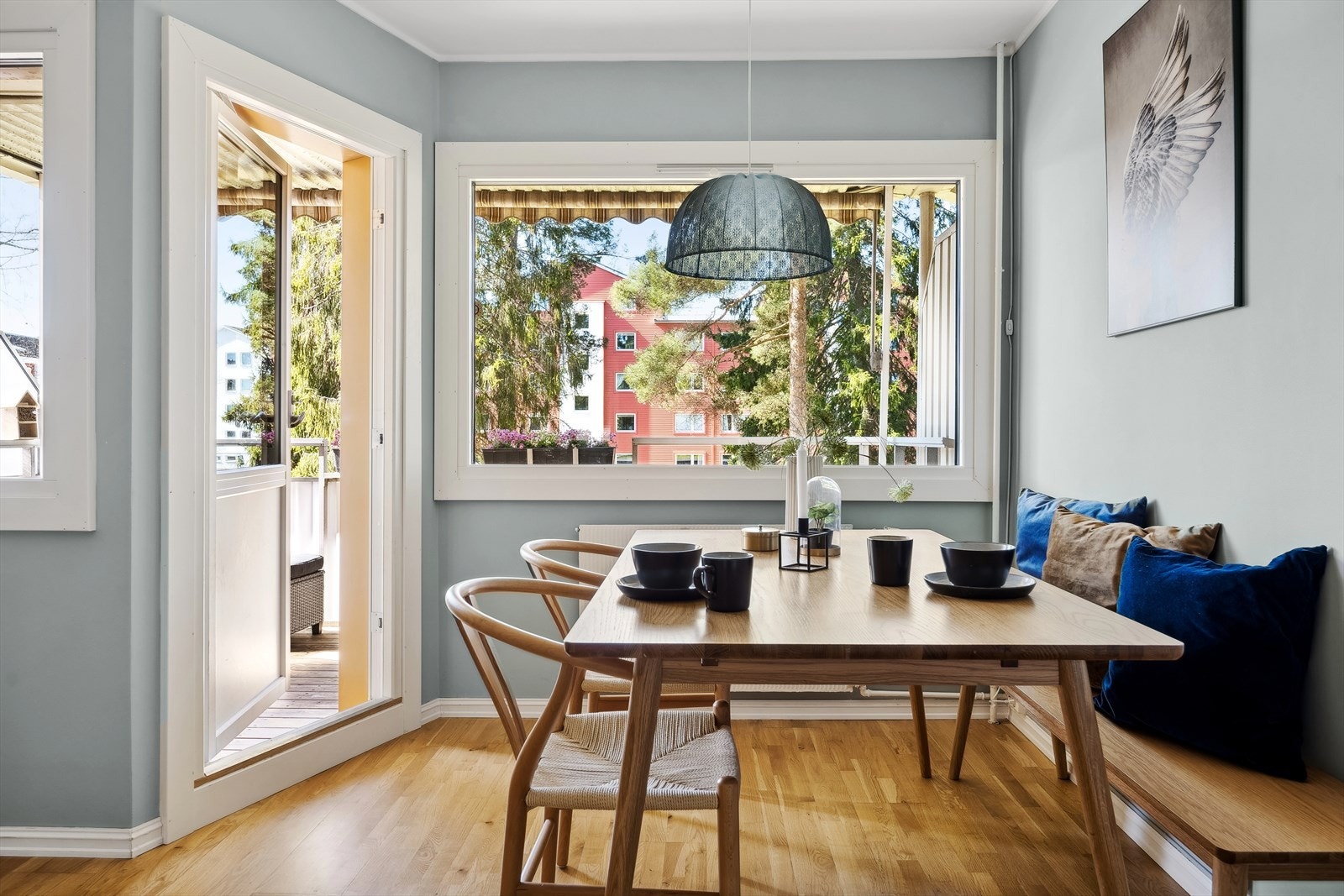 De store vinduene slipper inn rikelig med lys og gir rommet en luftig og behagelig atmosfære. Galleribilde