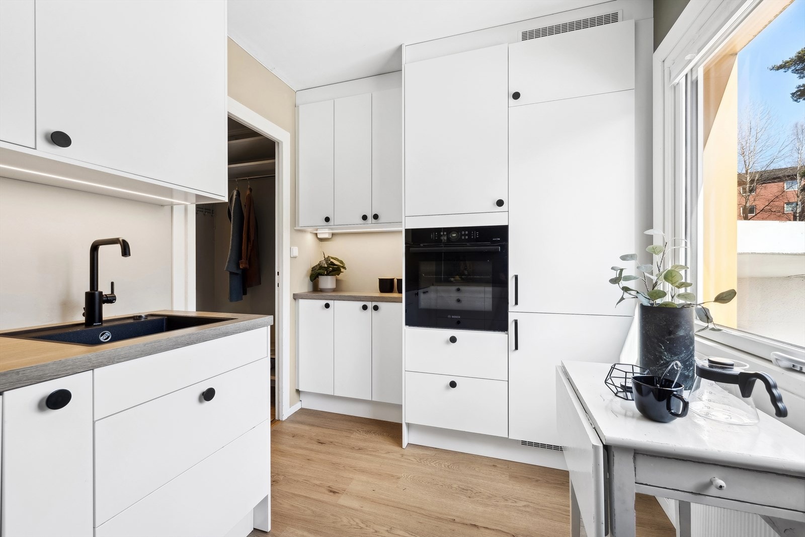 De integrerte hvitevarene består av en induksjonstopp, stekeovn, oppvaskmaskin og kjøl/frys. Galleribilde