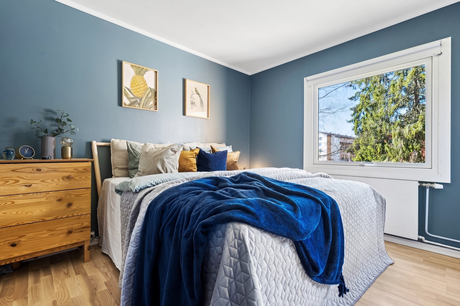 Leiligheten har to meget romslige soverom med god plass til både seng og tilhørende soveromsmøblement. Galleribilde