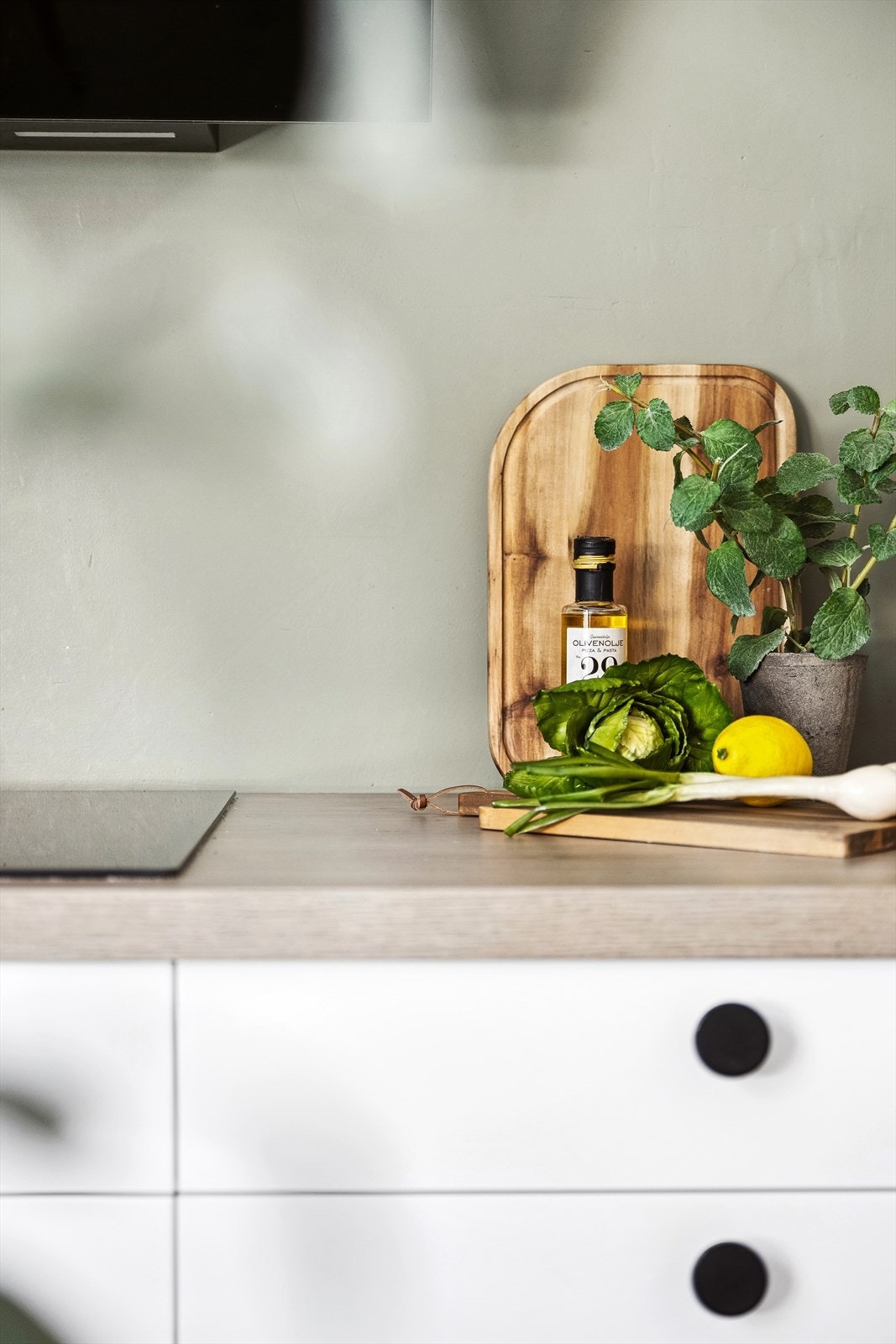 Stilrent og lekkert kjøkken fra Epoq (2021), nytt gulv lagt samtidig. Automatisk vannstopper og komfyrvakt er montert. Galleribilde