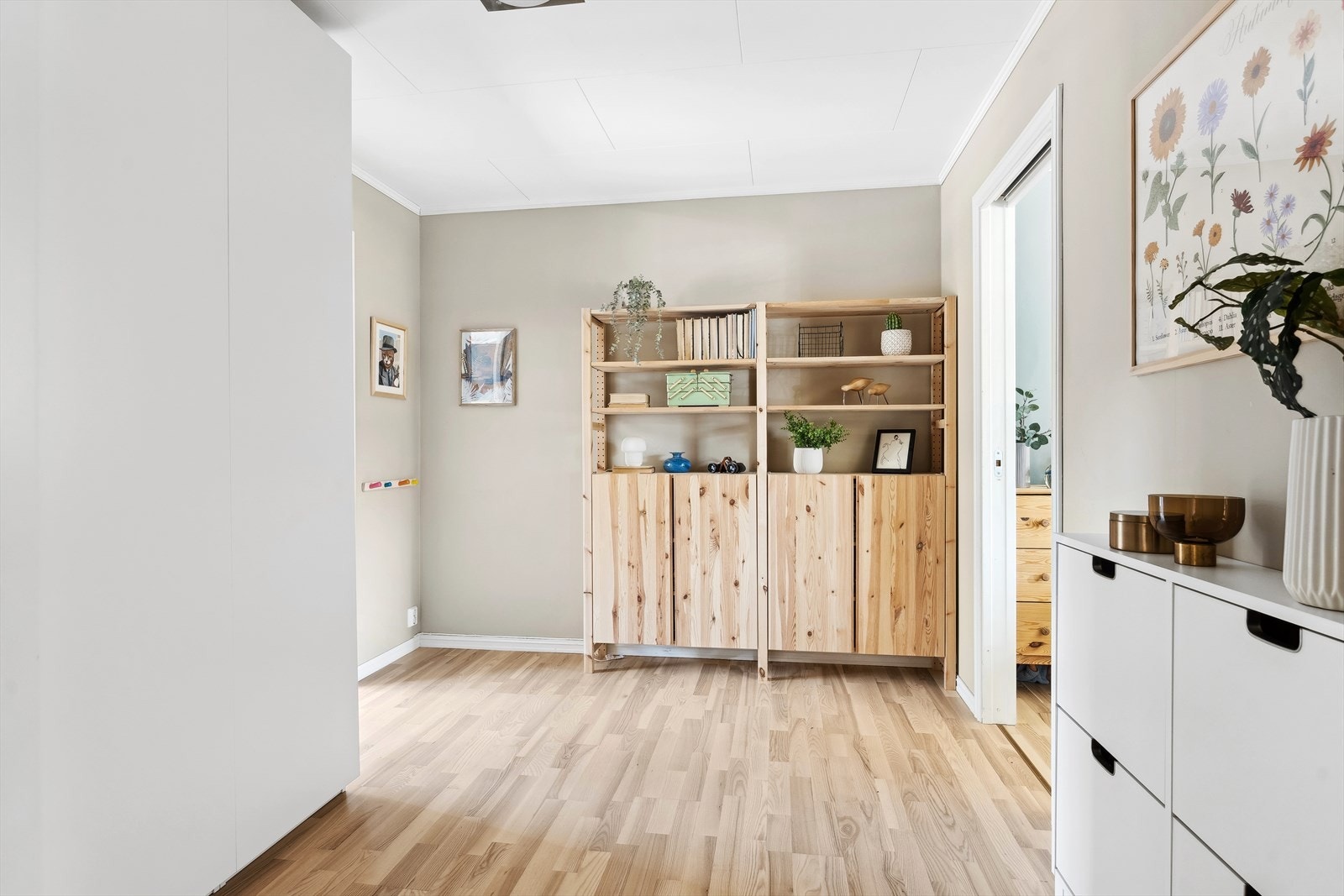 Videre til en romslig gang med praktisk skyvedørsgarderobe, her er det mulighet for å etablere et hjemmekontor, eller kanskje et lekerom? Galleribilde