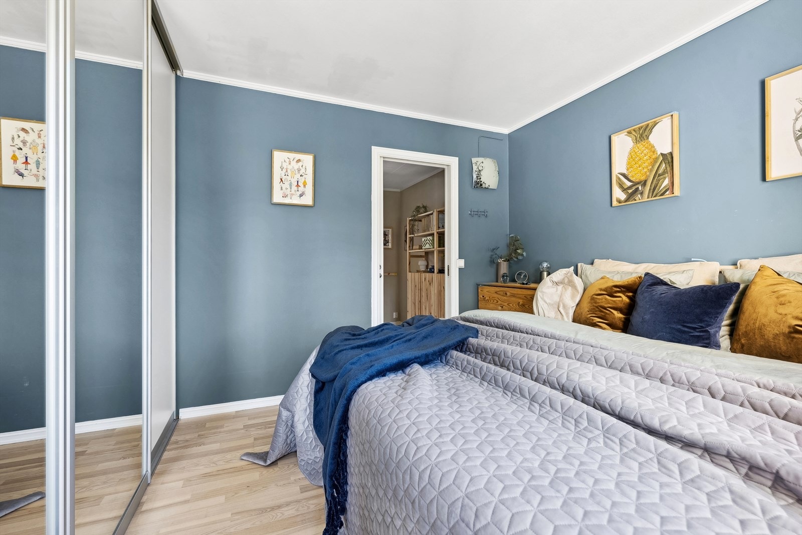 På hovedsoverommet er det en skyvedørsgarderobe med speil- og glatte fronter. Galleribilde