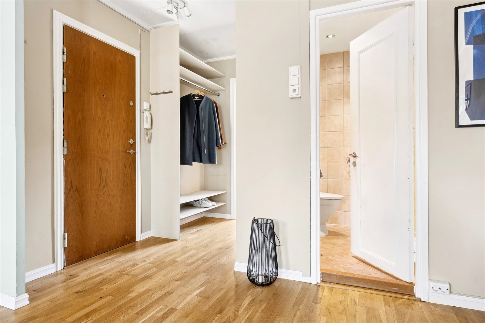 Du kommer hjem til en lys og innbydende entré med dørcalling og god plass til å henge fra yttertøy og sette fra sko. I tillegg disponerer leiligheten en kjellerbod på 6 m². Galleribilde