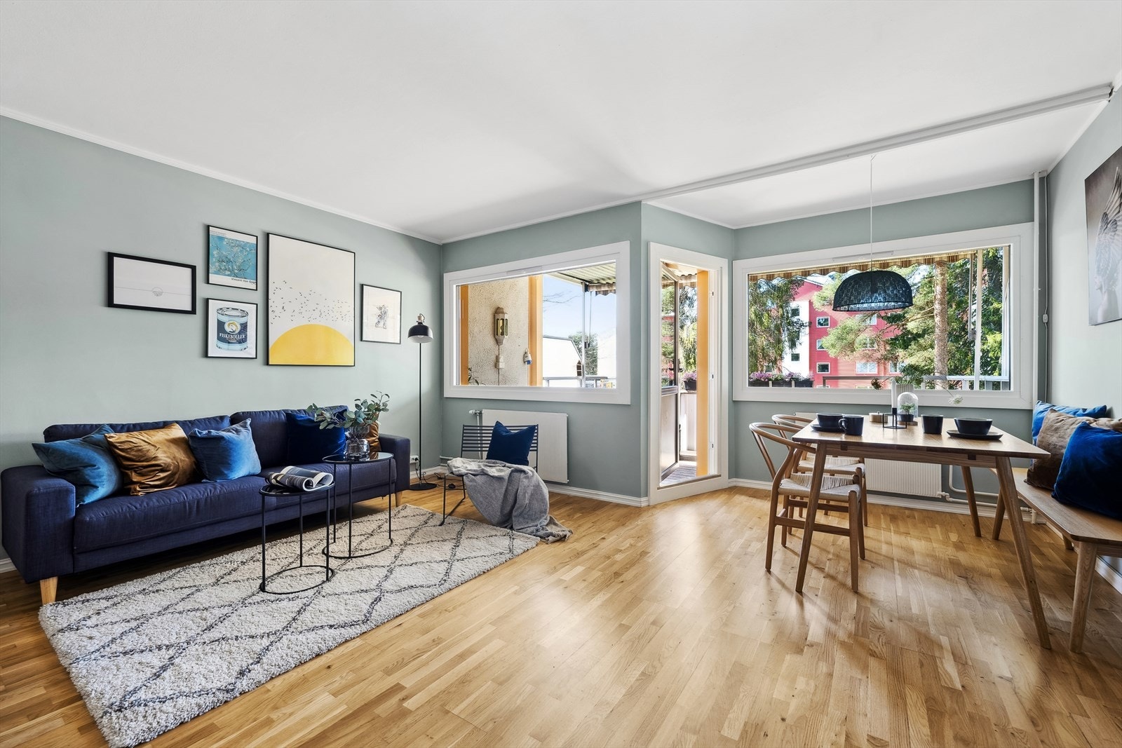 Den flotte stuen har en åpen og god planløsning som gjør det enkelt å innrede etter eget ønske. Galleribilde