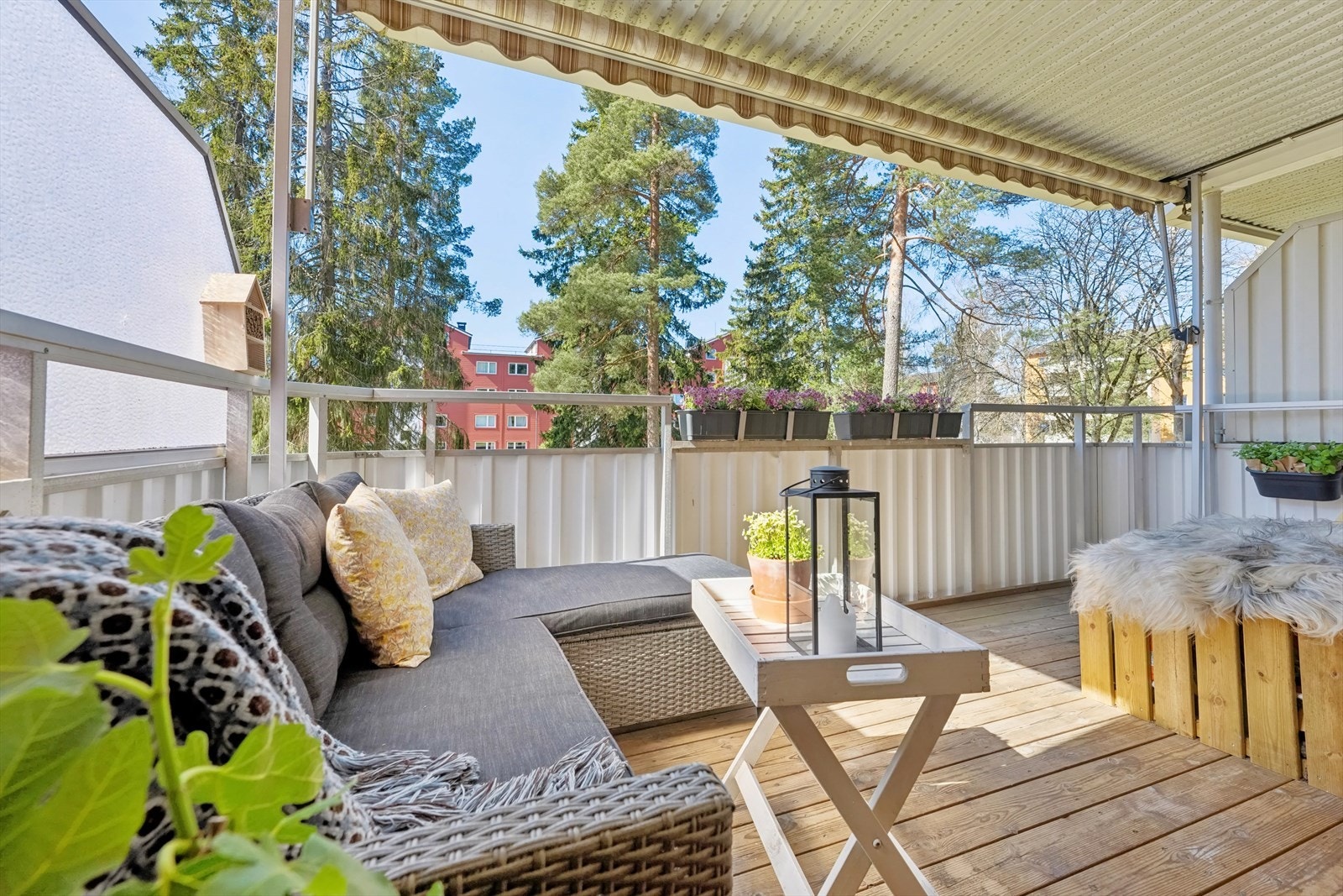 Vestvendt og solrik balkong på 10 m² med god plass til både en koselig sittegruppe og pen beplantning. Galleribilde