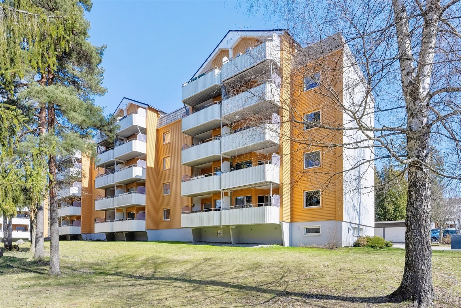 Fellesvaskeri, tørkerom og fellesbod i kjelleren, her kan også sykler og barnevogner parkeres. Praktisk sykkelbod i enden av blokken. Parkeringsplass/garasjeventeliste med mulighet for plass i nærheten av leiligheten. Galleribilde