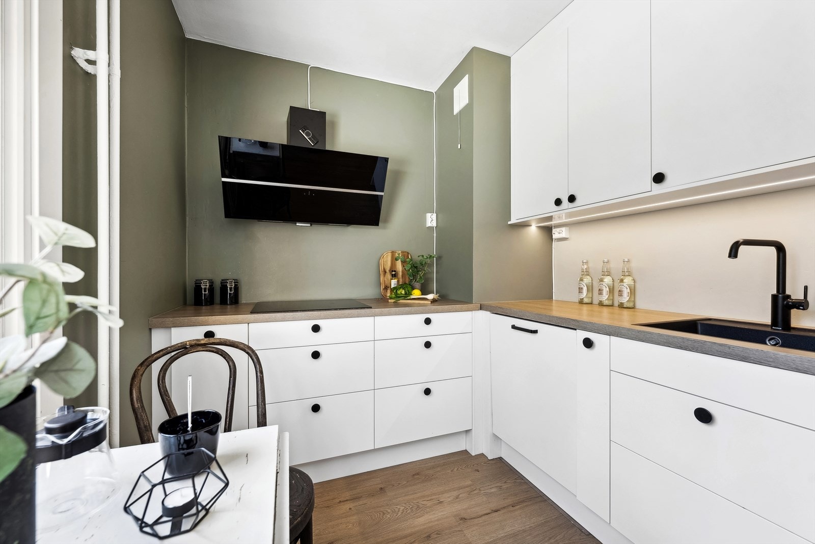 Adskilt kjøkken med plass til frokostbord ved vindu, her kommer morgensolen inn. Galleribilde