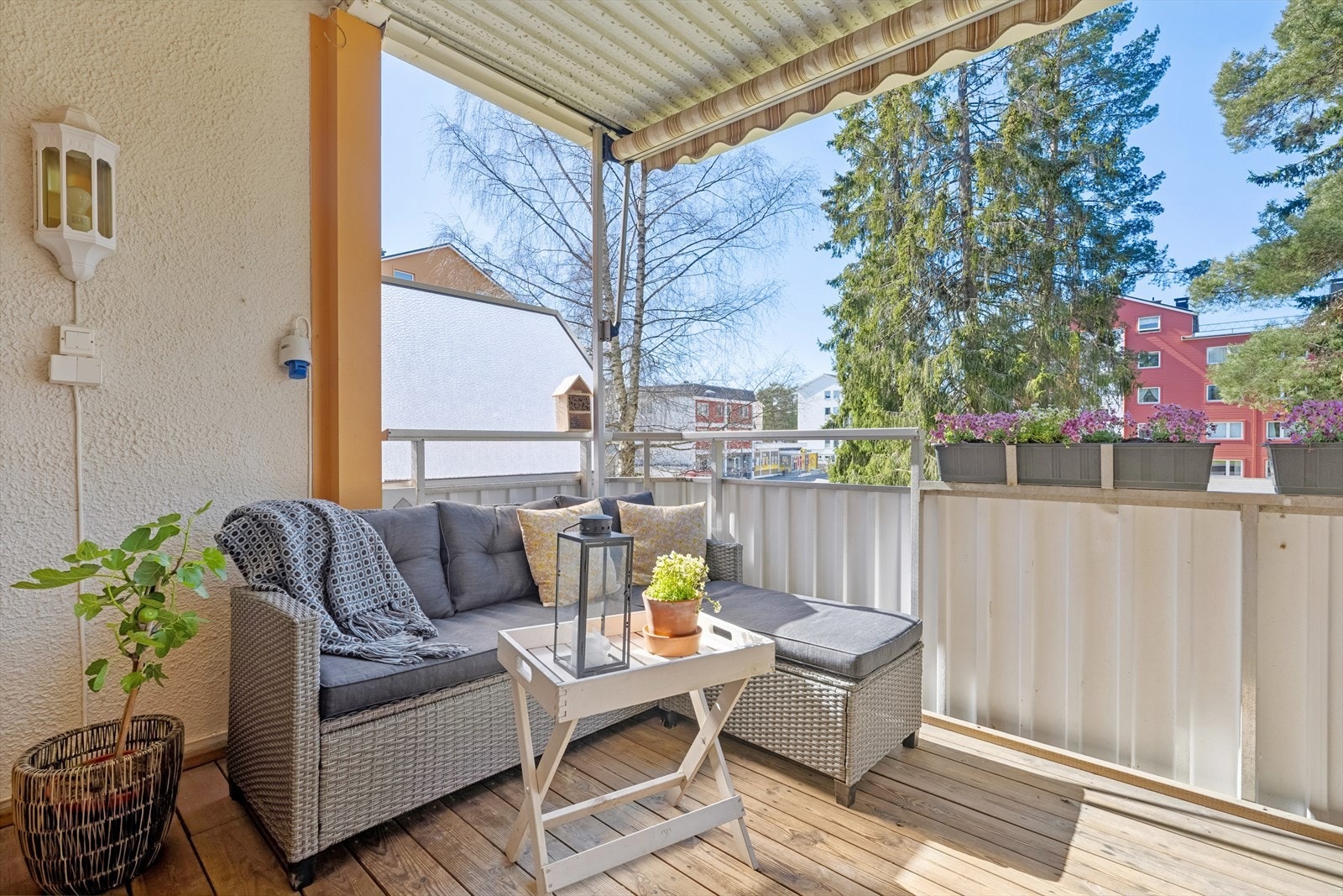 Det er montert markise, stikkontakt og utebelysning på balkongen. Galleribilde