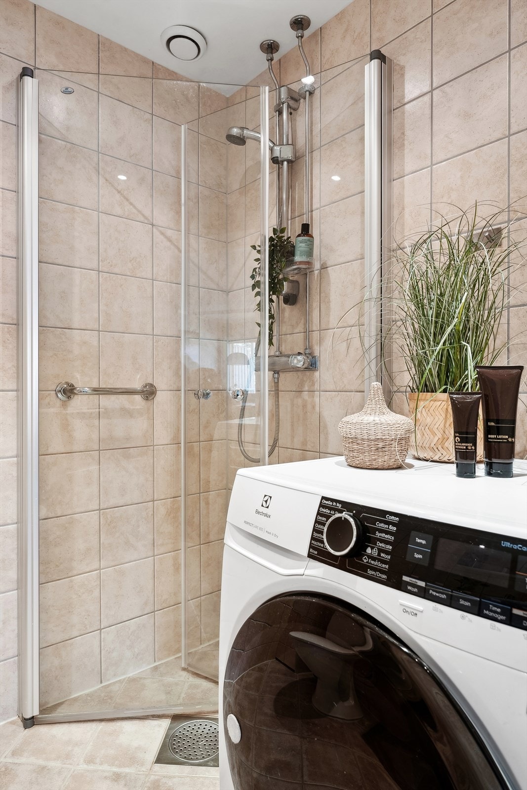 Det er også satt inn justerbare dusjdører for å utnytte plassen maksimalt. Vaskemaskin (kombi vask og tørk fra 2019) kan medfølge handelen om ønskelig. Galleribilde