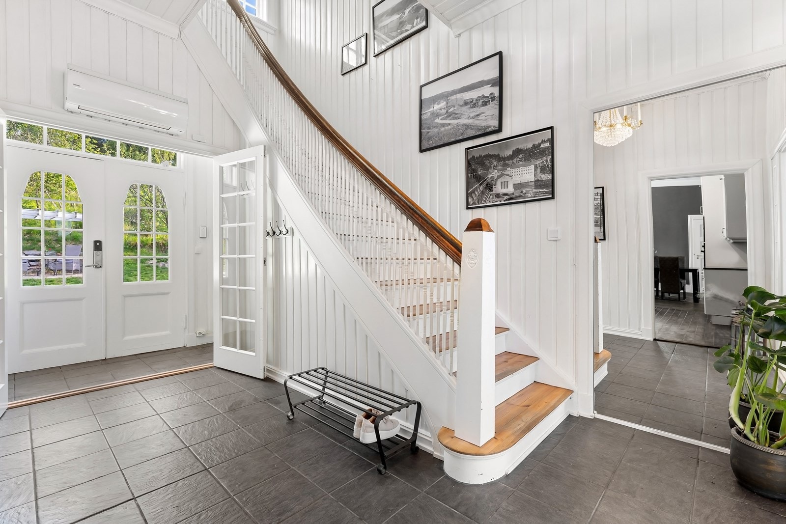 Flott hall med romslig takhøyde Galleribilde