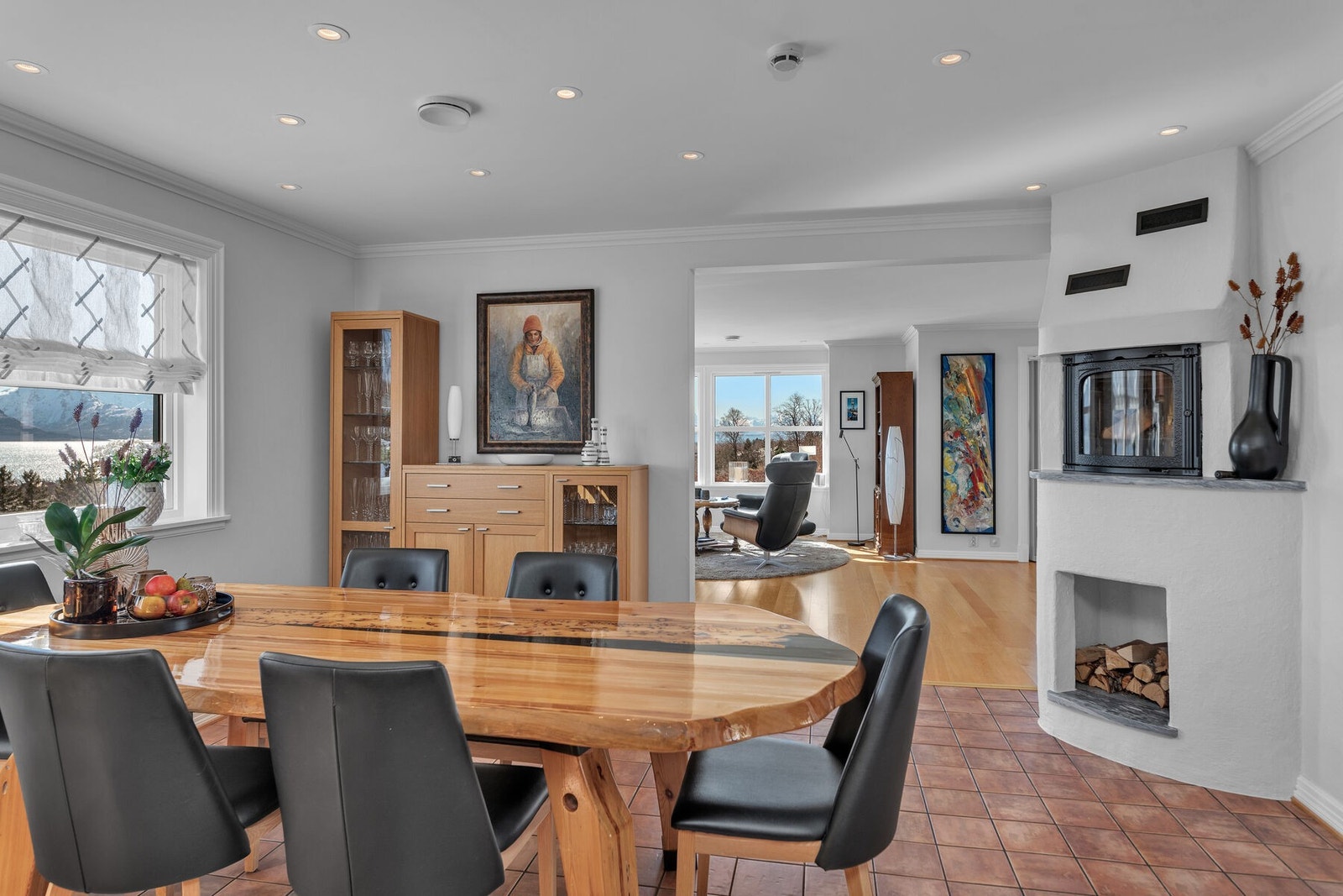 Fra spisestuen kommer man videre inn til stuen. Det er oppvarming med peis i stue og kjøkken, samt en ny varmepumpe fra 2023. Galleribilde