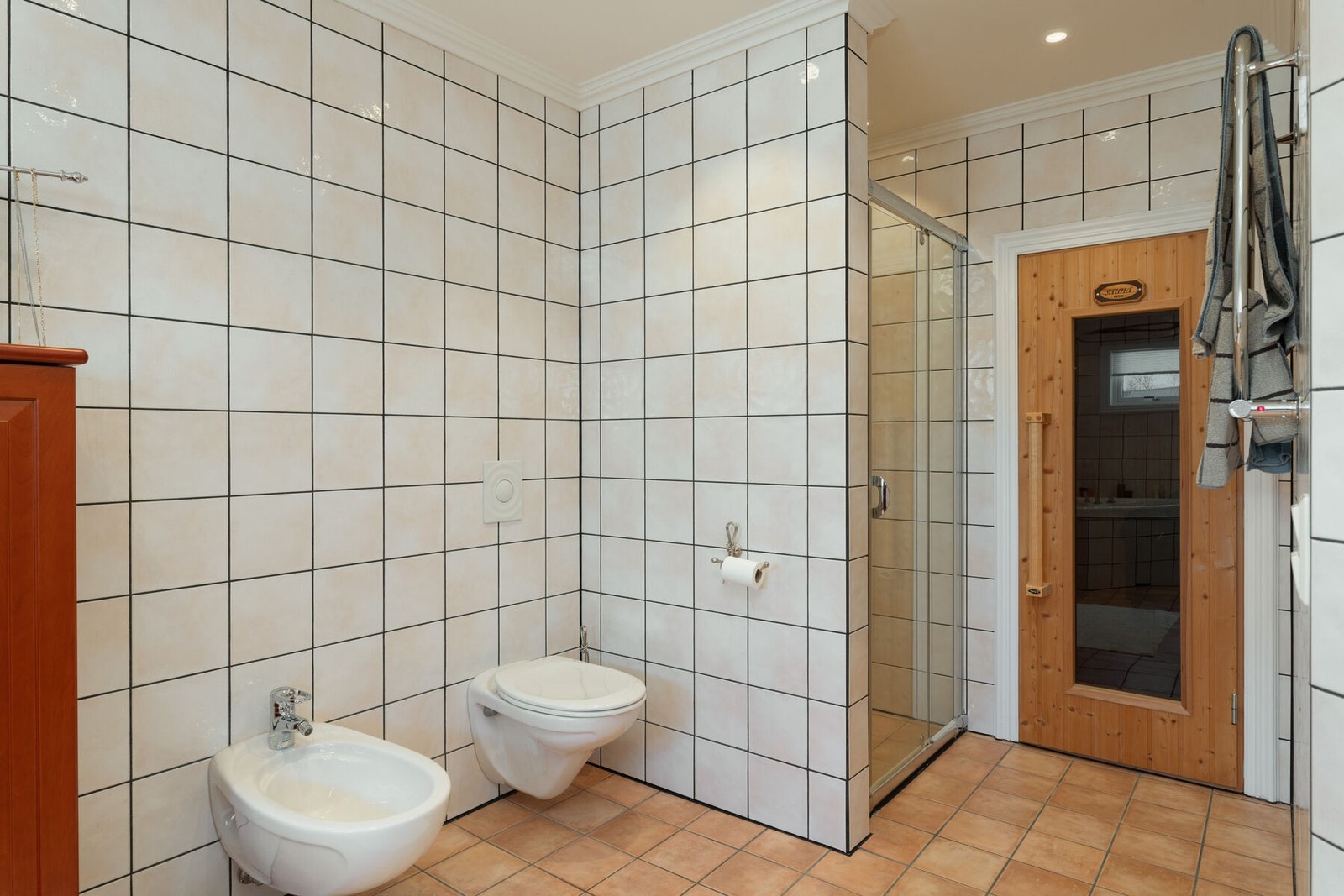 På badet er det inngang til badstue. Galleribilde