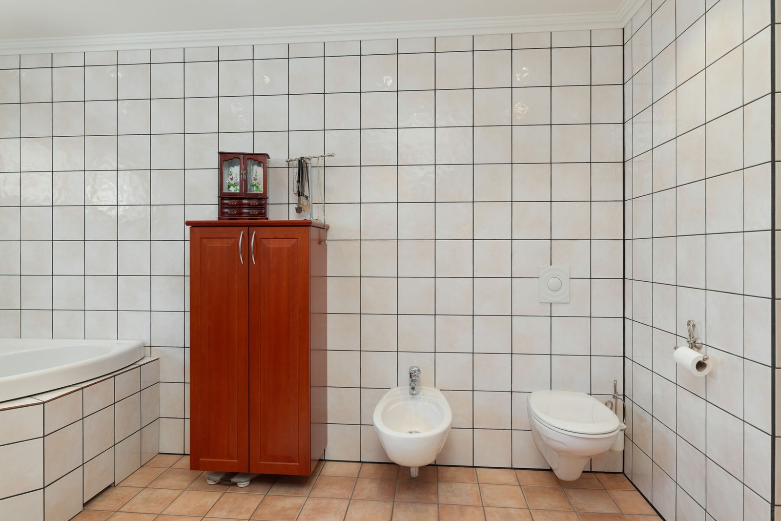 Romslig, flislagt bad i 2. etasje. Galleribilde