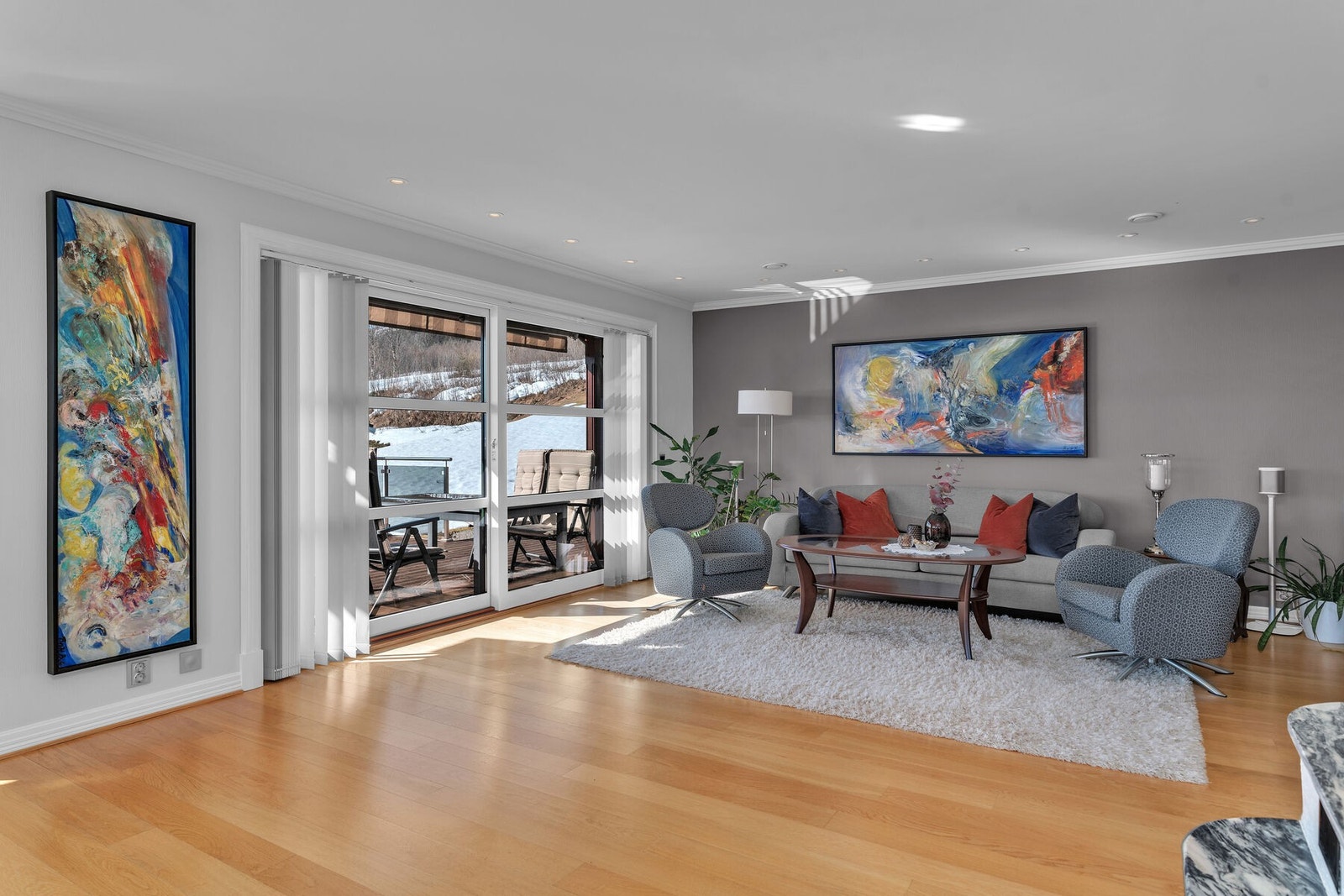 Stor, åpen stue som byr på gode møbleringsmuligheter. Galleribilde