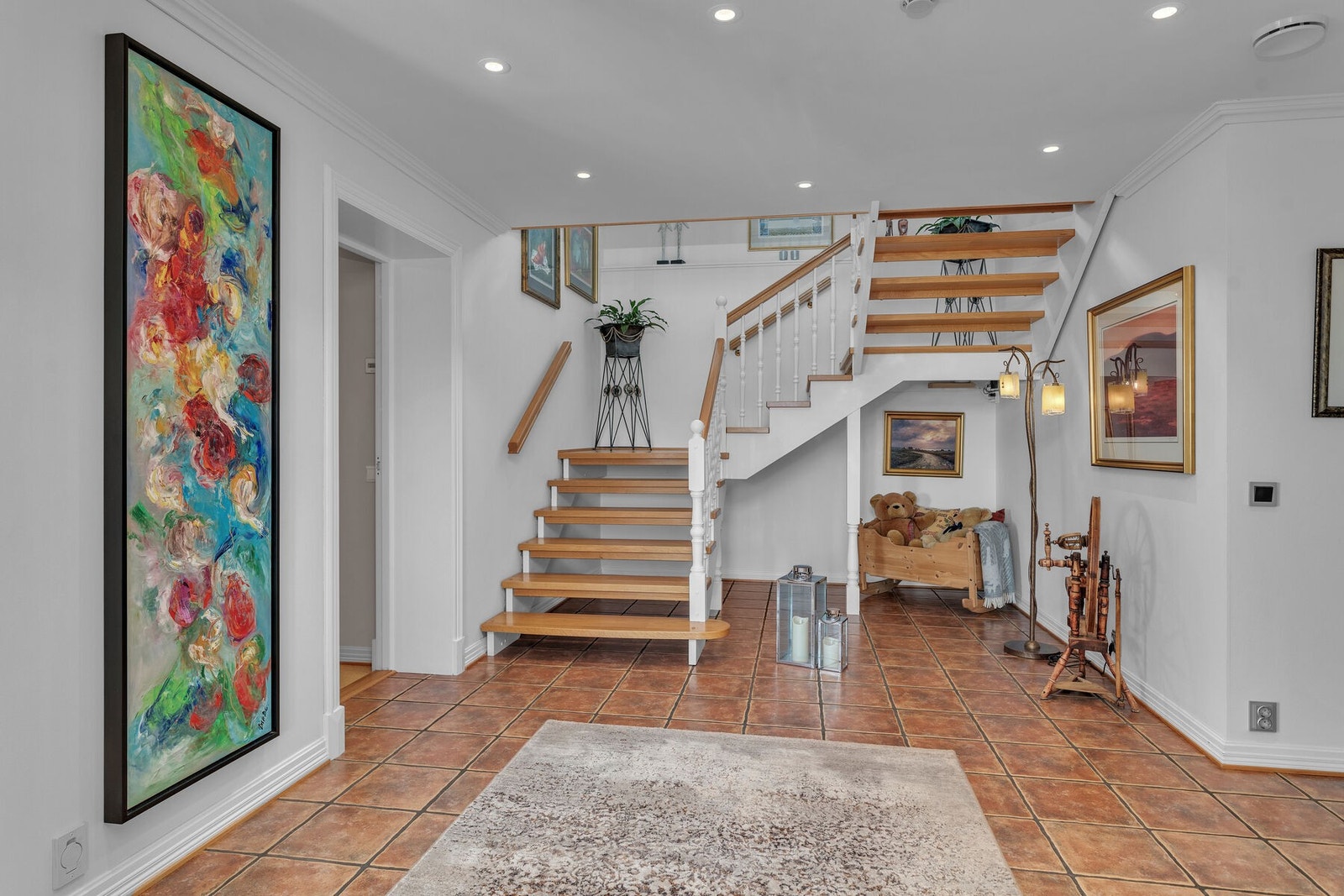 Hall m/trapp til 2. etasje. Det er vannbåren gulvvarmeanlegg i de fleste rom. Galleribilde