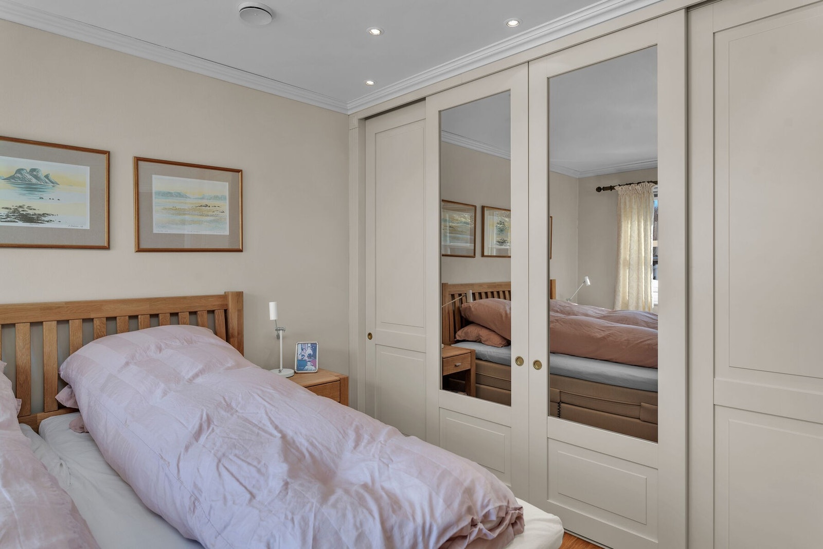 Soverom 2 - Garderobe med rikelig oppbevaring. Galleribilde