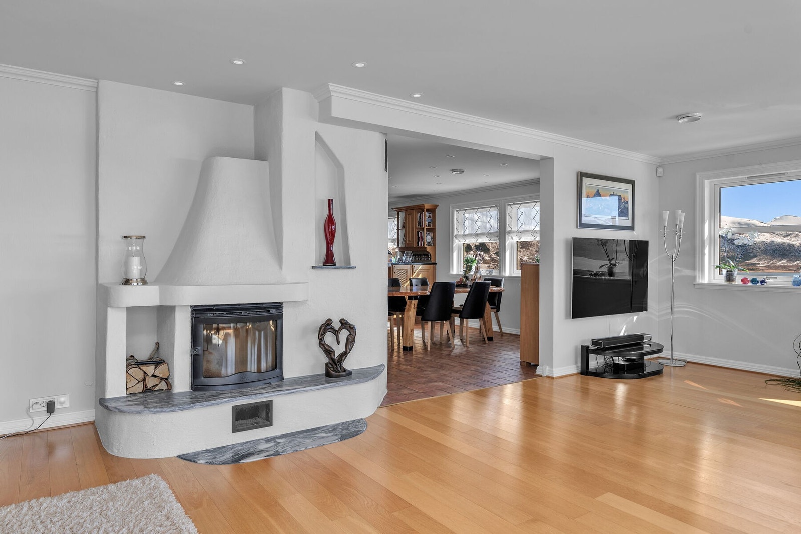 Stuen er malt i tidløse farger. Spotter i taket sørger for god innebelysning, og ble skiftet til LED i 2021. Galleribilde