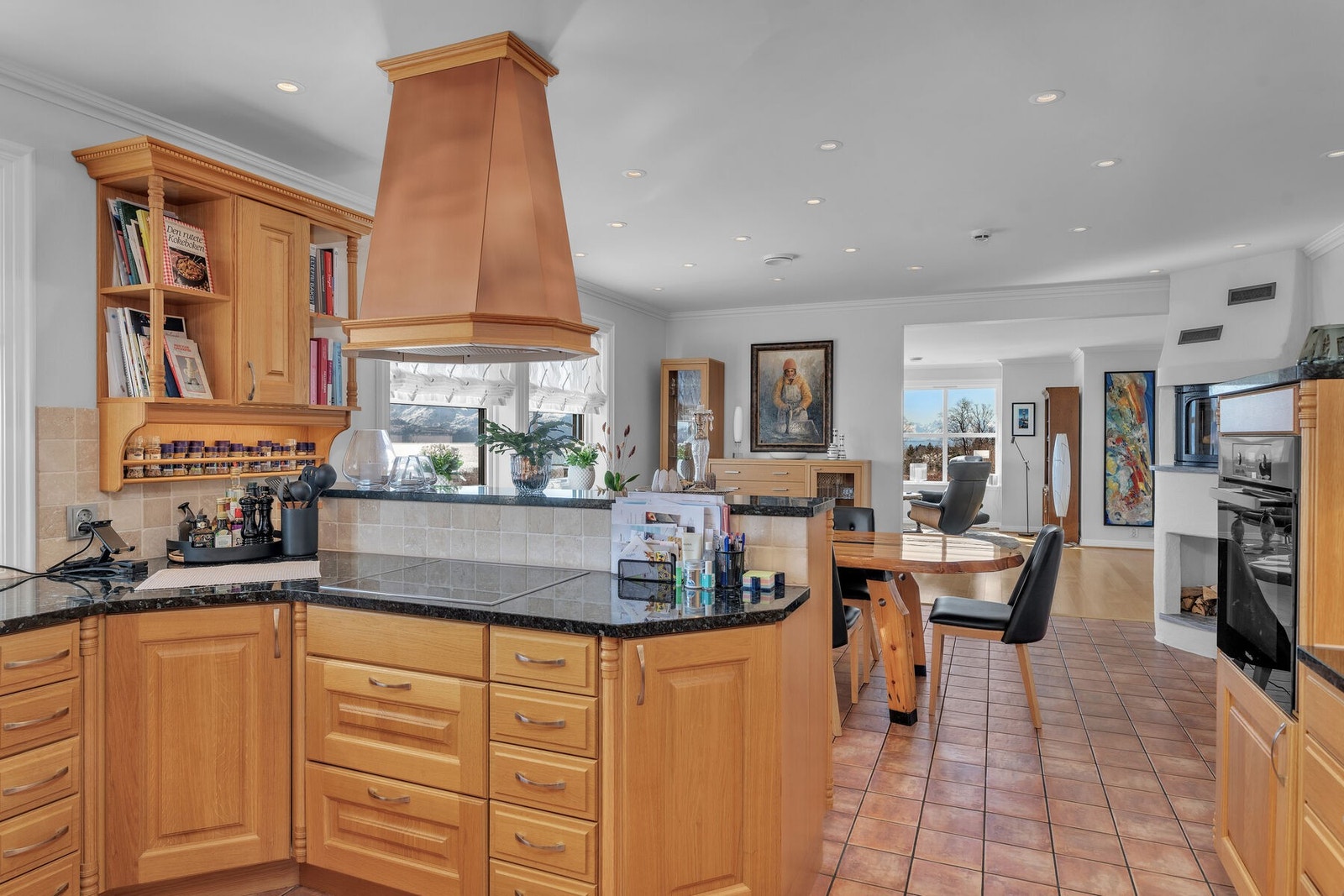 Kjøkken og spisestue i åpen løsning gir en sosial atmosfære. Galleribilde