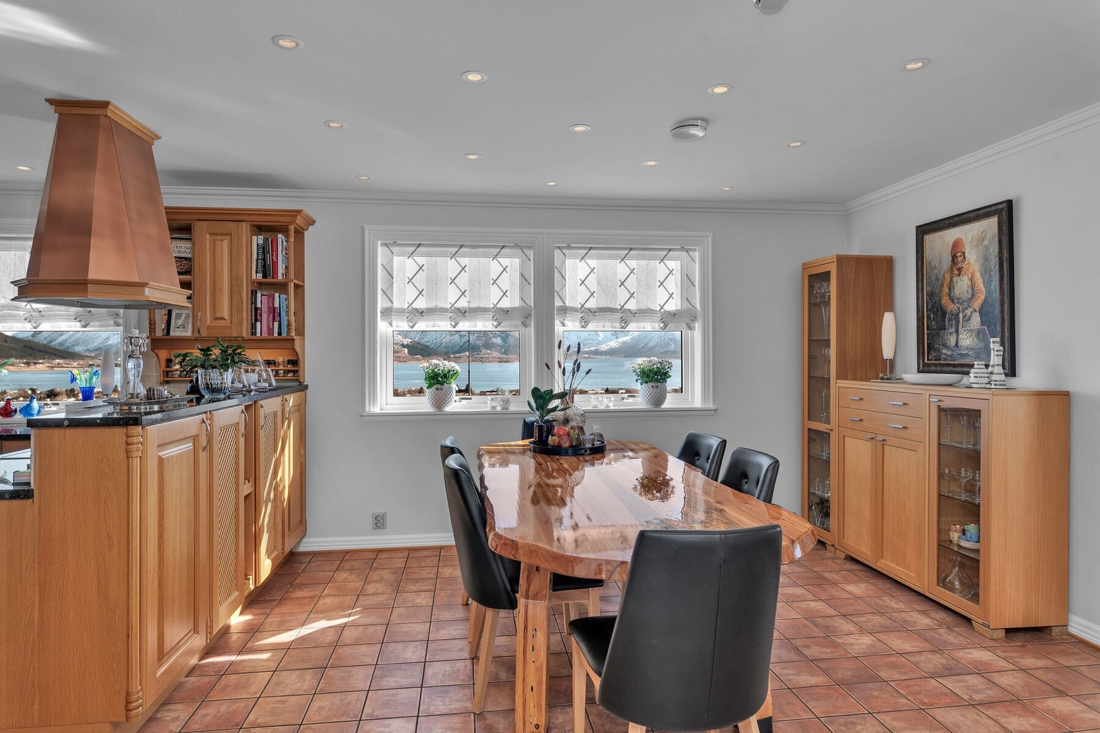 Romslig kjøkken med fantastisk utsikt mot sjø og fjell. Galleribilde