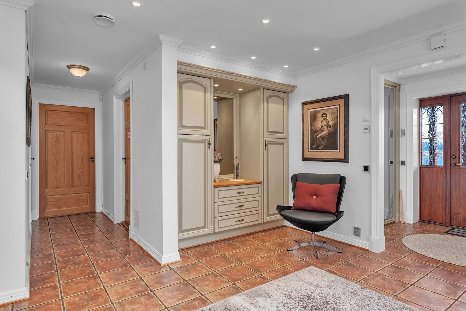 Romslig hall med plass til henge fra seg tøy og sko. Galleribilde