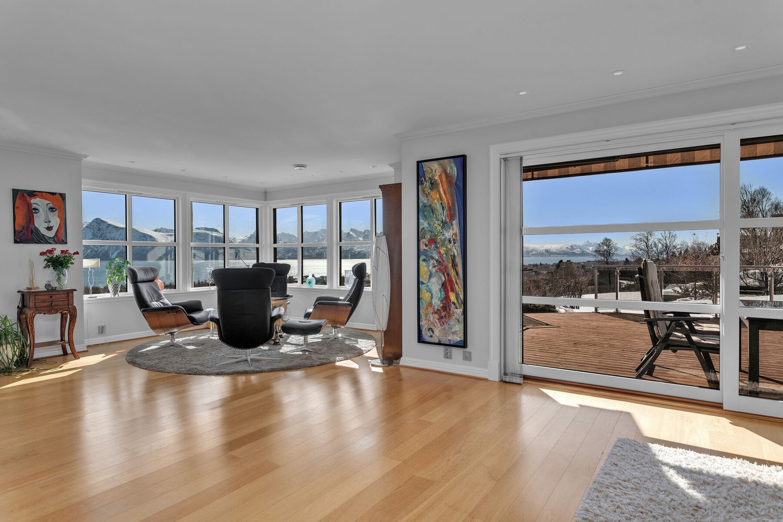 Store vinduer gir mye naturlig dagslys, i tillegg til et flott utsyn. Galleribilde