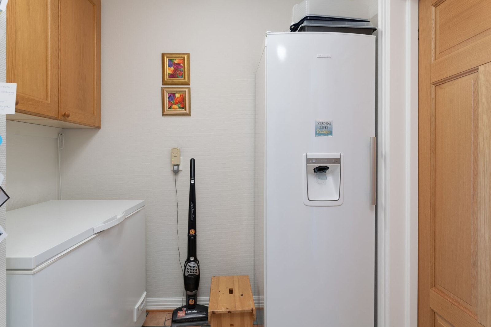 Fra kjøkkenet er det adkomst til en bod, som leder videre inn til kjølerom og vaskerom. Galleribilde