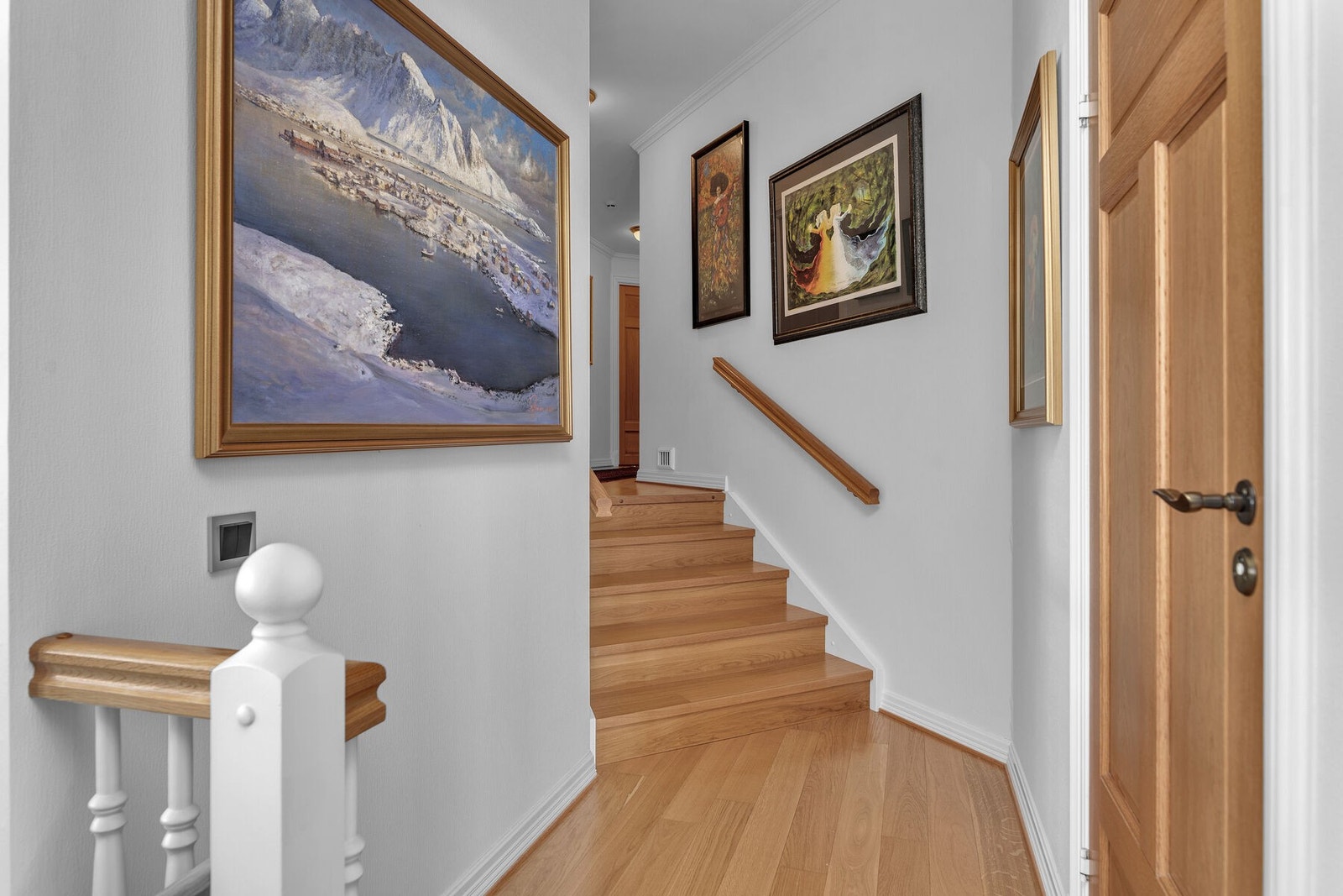 Gang som leder videre til wc rom, tre soverom, et bad og badstue. Galleribilde