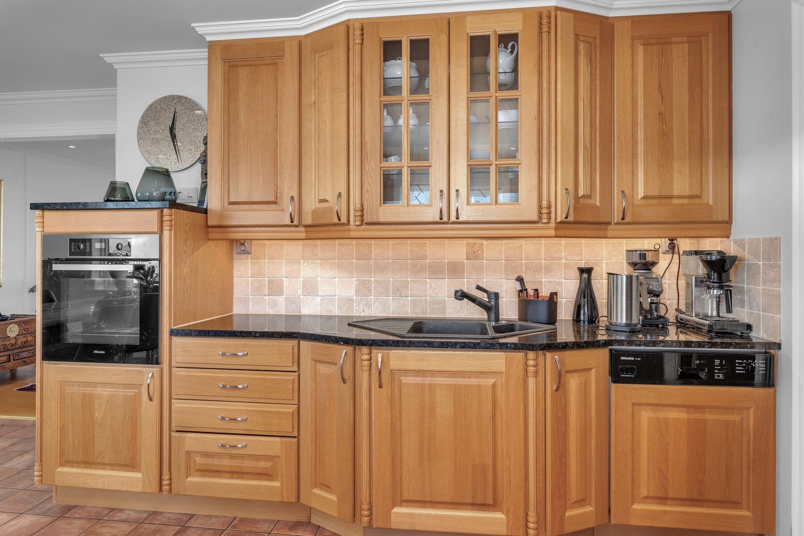 Nyere integrerte hvitevarer består av stekeovn, platetopp, oppvaskmaskin og kjøl/frys. Galleribilde