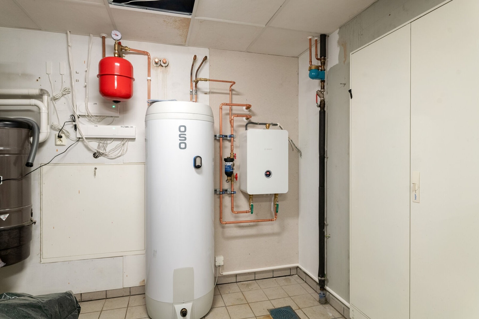 I sportsboden er enhet for vannbåren varme plassert. Det er ny varmtvannsbereder fra 2023. I 2020 ble pumpe til jordvarmeanlegg og termostater tilknyttet gulvvarme skiftet. Galleribilde