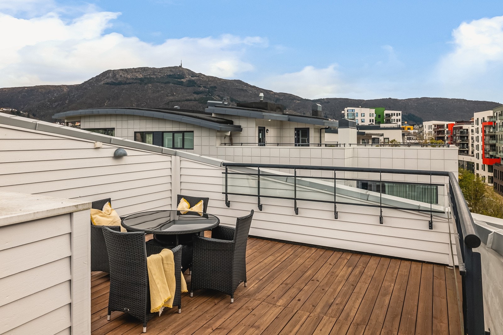 Felles takterrasse med nydelige sol- og utsiktsforhold. Heis rett opp! Galleribilde