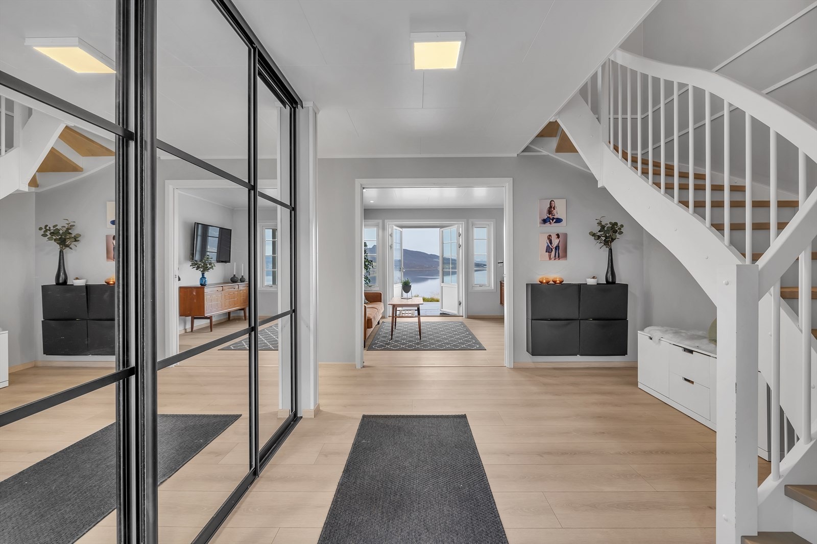 Velkommen inn! Romslig entré med skyvedørsgarderobe Galleribilde