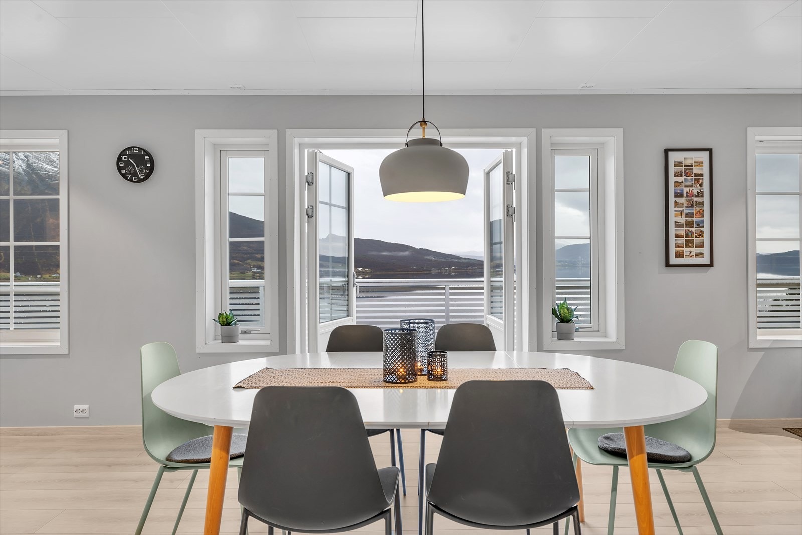 Dobbel dør ut til verandaen Galleribilde