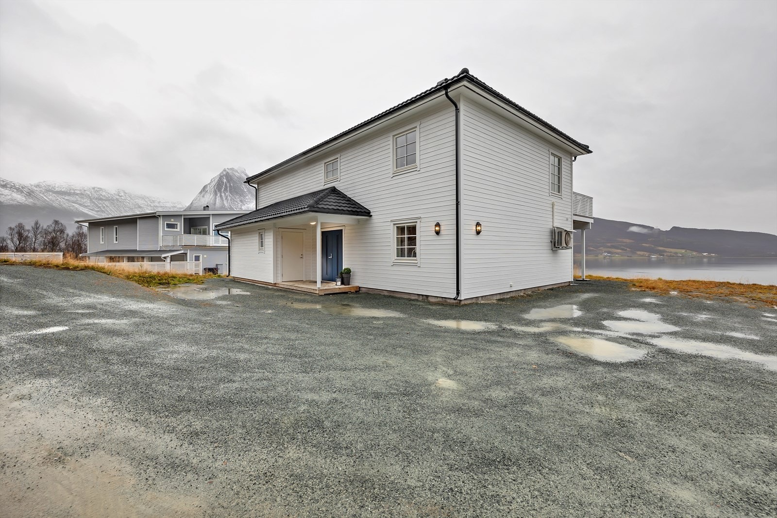 Stor gårdsplass utenfor, samt utbod ved inngangsparti Galleribilde