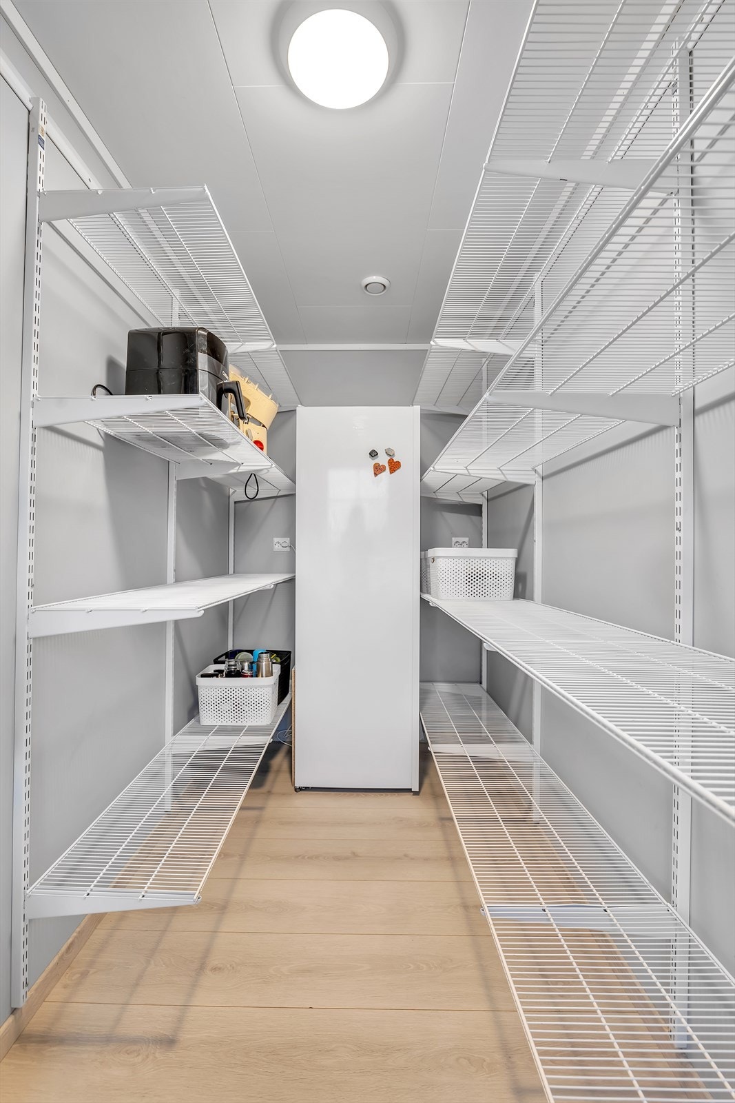 Bak kjøkkenet finner man denne praktiske matboden Galleribilde