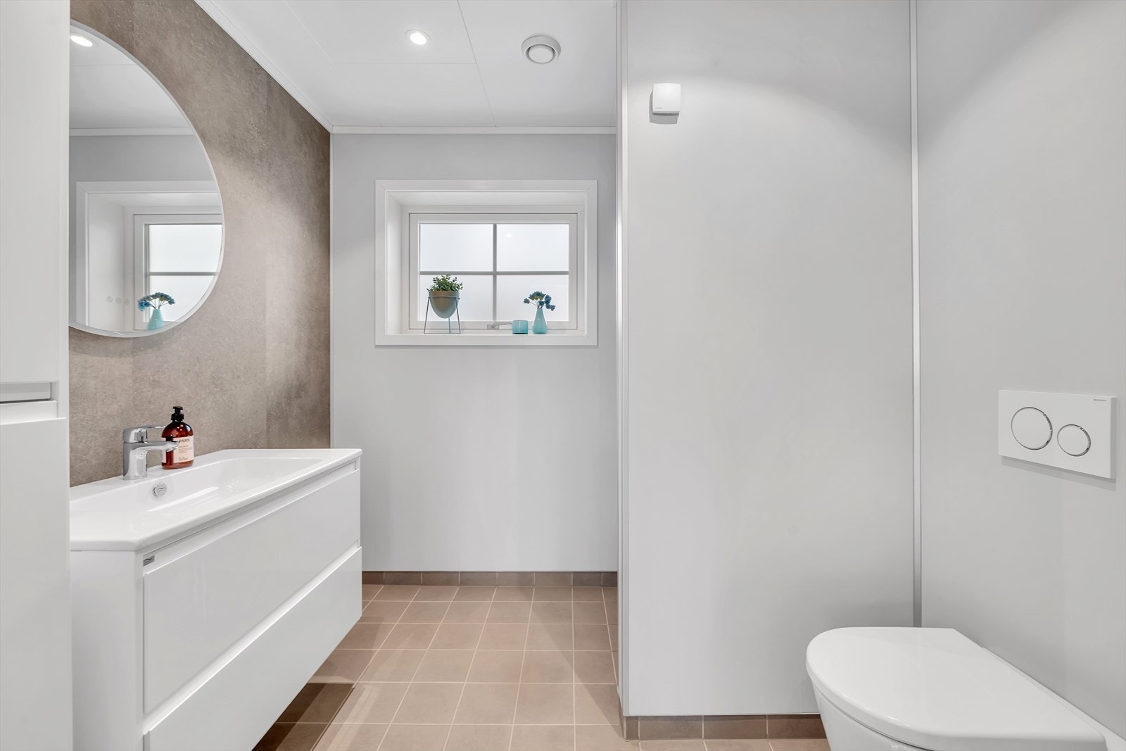 Bad i overetasje. Dusj bak veggen. Galleribilde