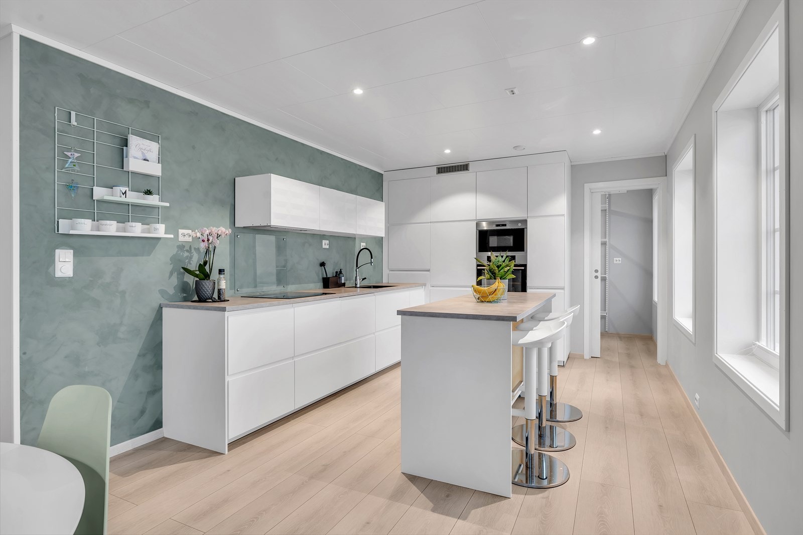 Opp trappa kommer man til dette flotte kjøkkenet Galleribilde