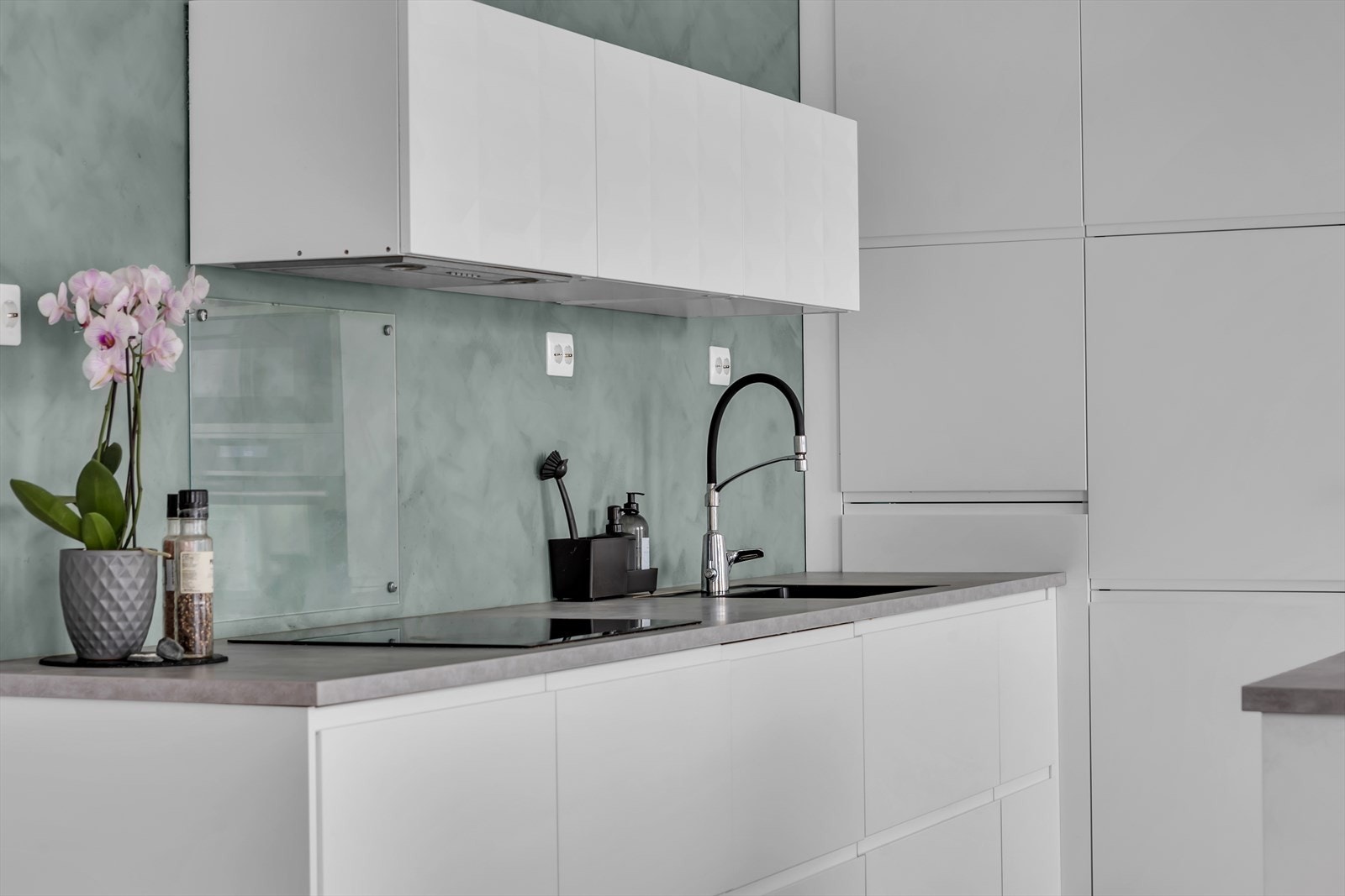 Massevis av benkeplass og lagring i en moderne utførelse Galleribilde