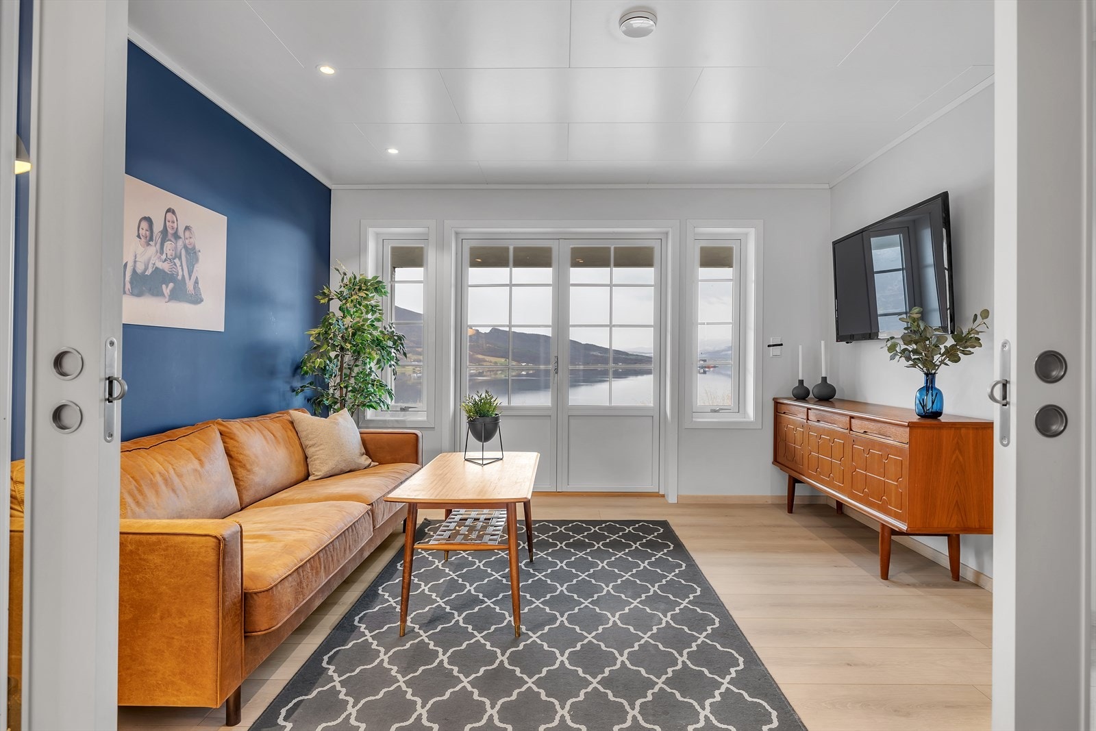 Dørene leder ut til en liten platting under verandaen Galleribilde