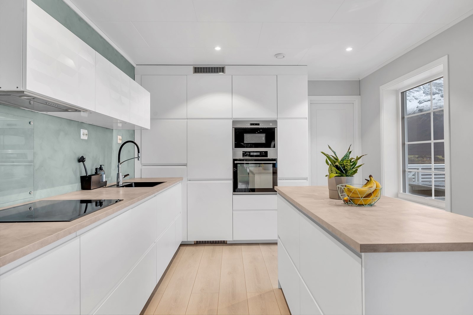 Integrerte hvitevarer, og ekstra lagring i kjøkkenøy Galleribilde