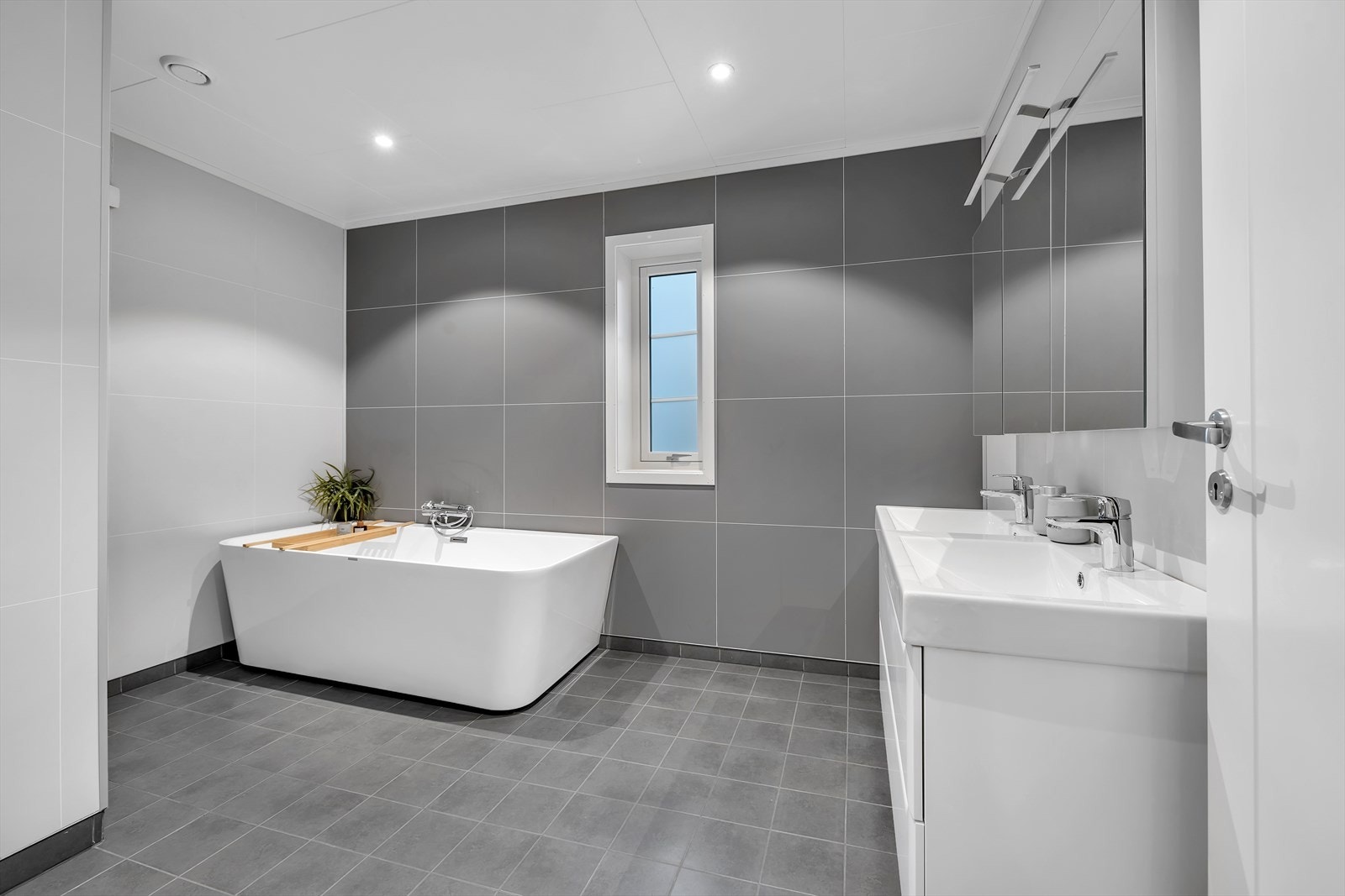 Stort bad i første etasje Galleribilde