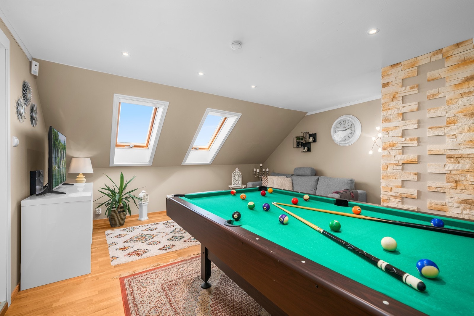 Loftstuen er et hyggelig rom som kan innredes etter behov. Galleribilde