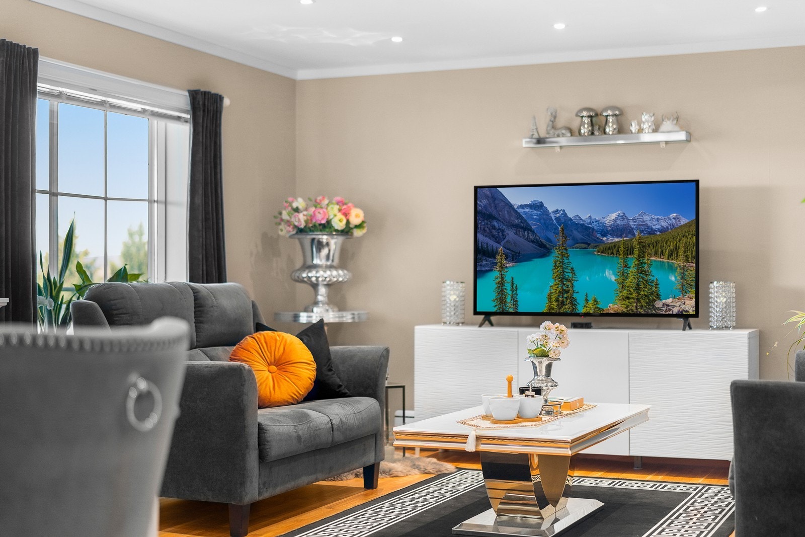 Hyggelig stue i 1. etasje med god plass til blant annet tv-kos! Galleribilde