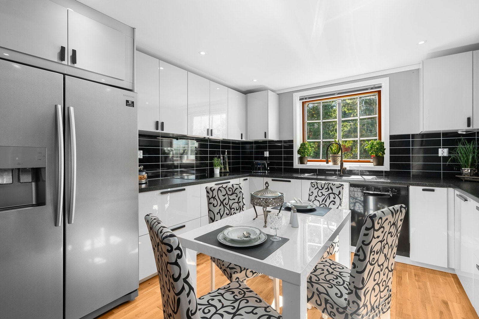 Her er platetopp, komfyr og mikro integrert, med plass til oppvaskmaskin og kjøl/frys. Galleribilde