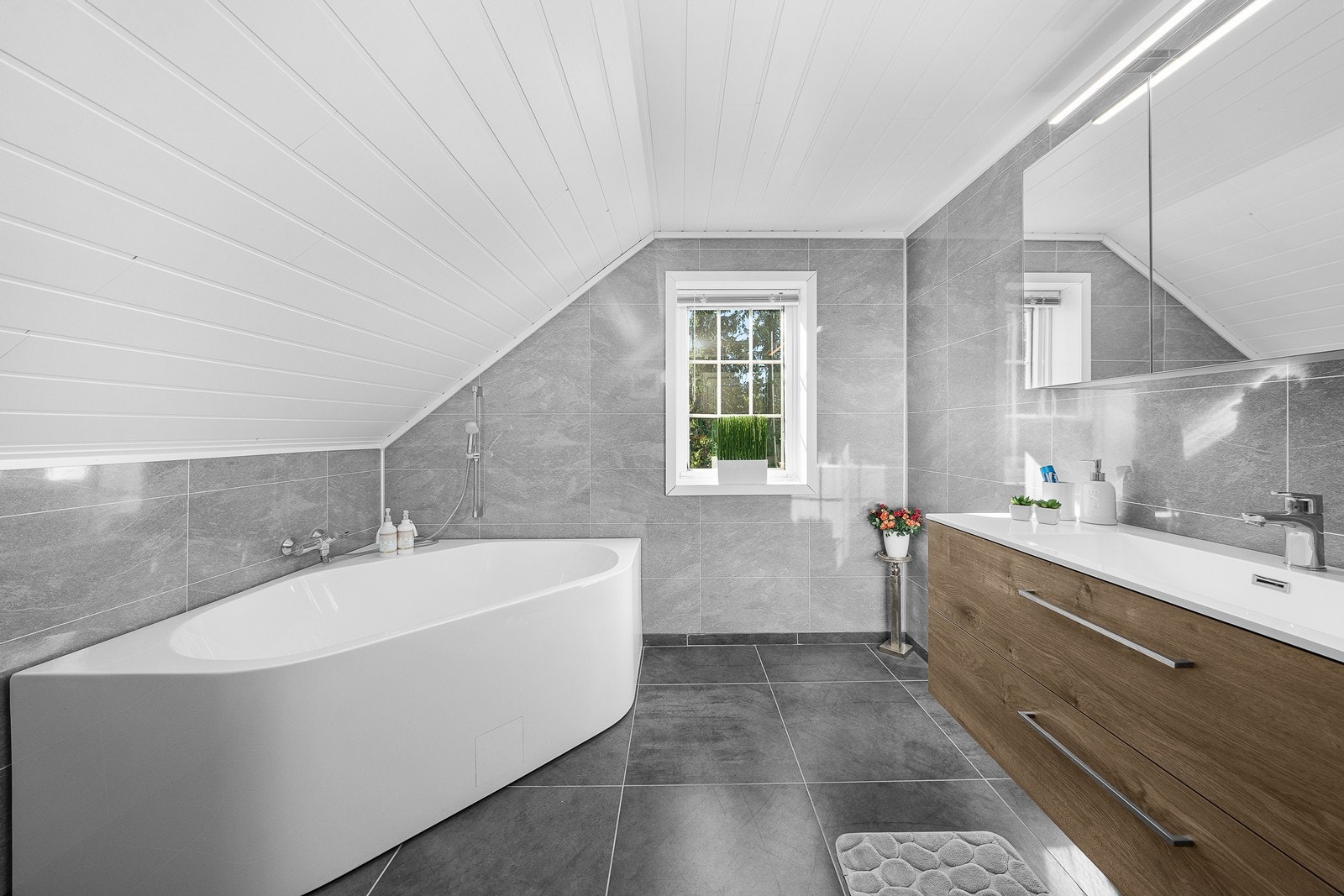 Badet ble pusset opp i 2019 med baderomsplater på vegg og flis på gulv. Galleribilde