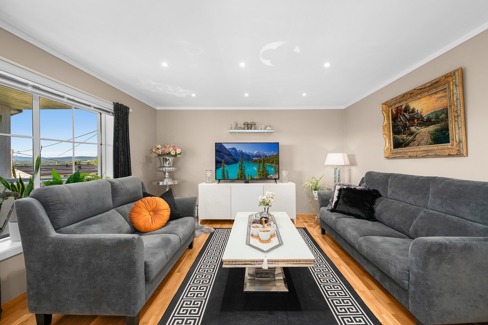 Stuen er lett å innrede, og gir plass til familieliv. Galleribilde