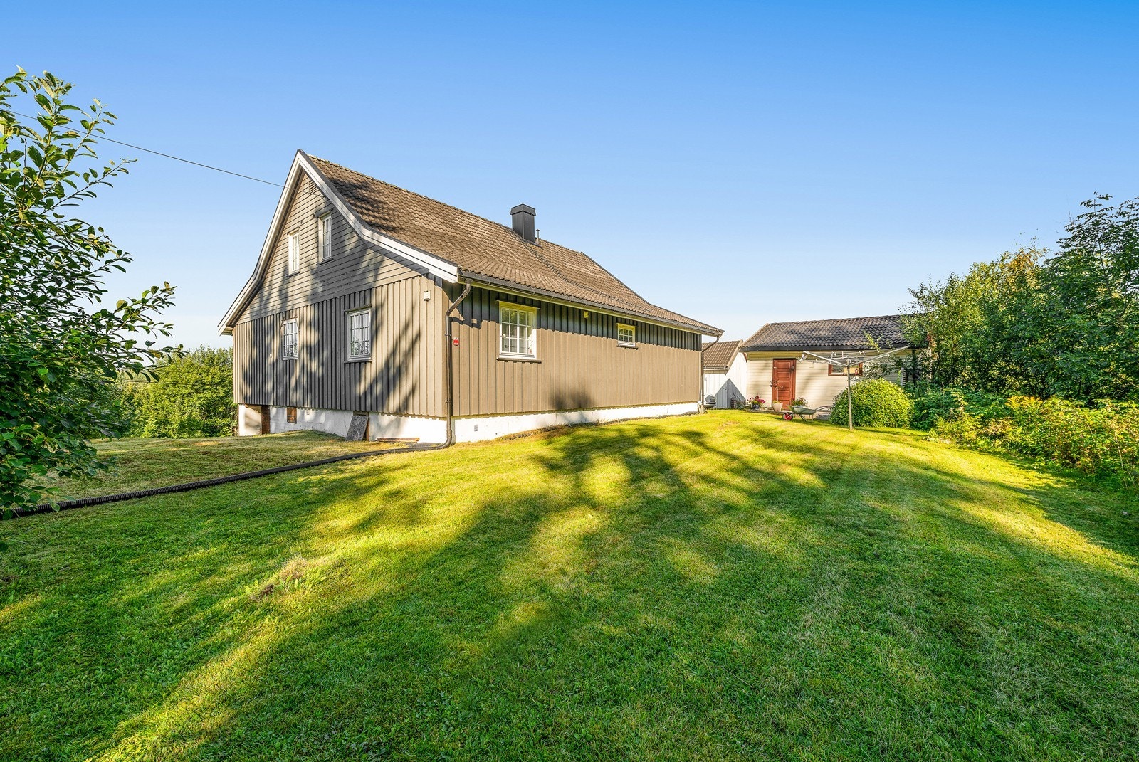 Nordvik Eiendom v/ Nadeem og Nora har gleden av å presentere enebolig med stor tomt i hyggelig område på Eidsvoll. Galleribilde