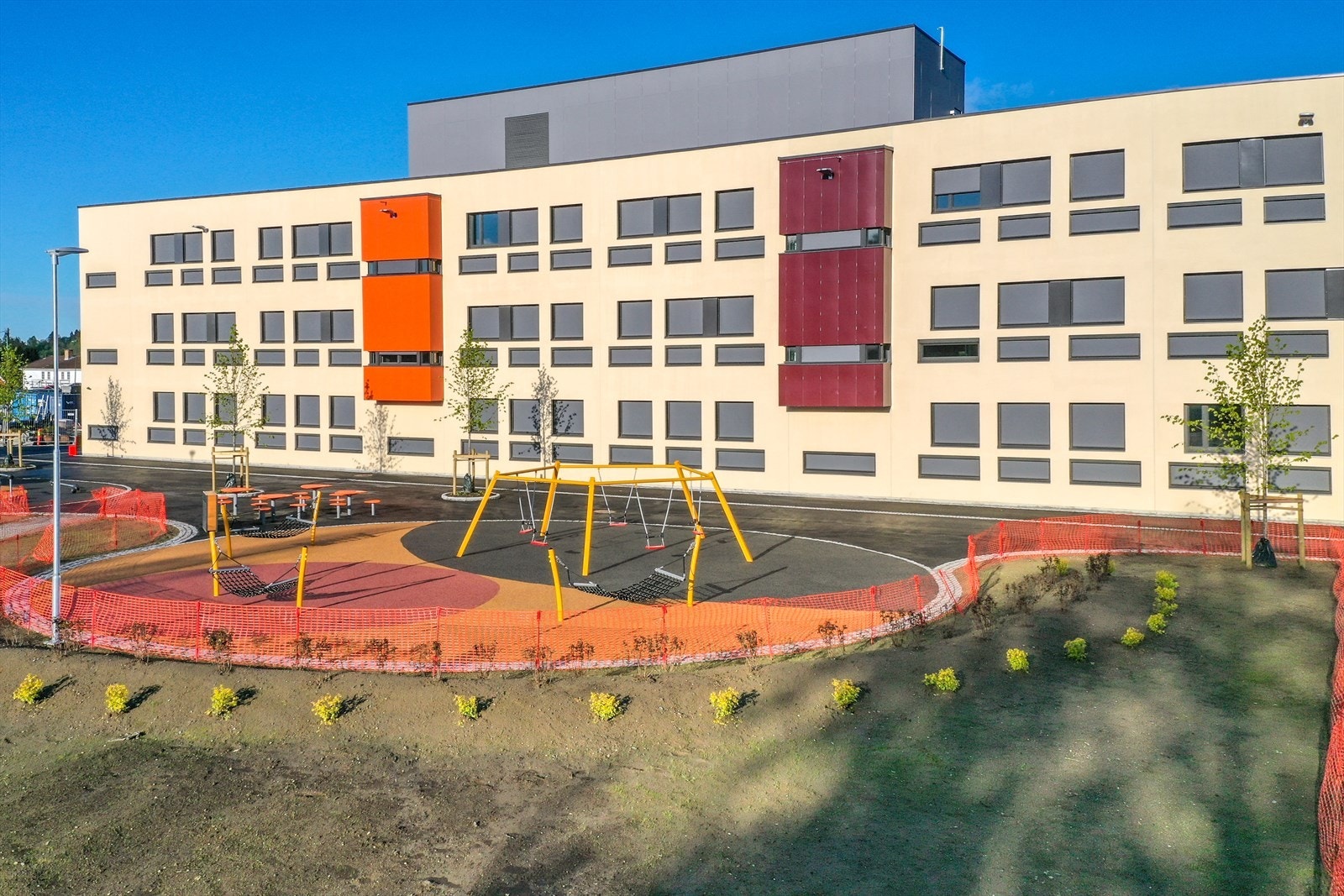 Vilberg Ungdomsskole ligger kun 6 minutter med bil fra boligen. Galleribilde